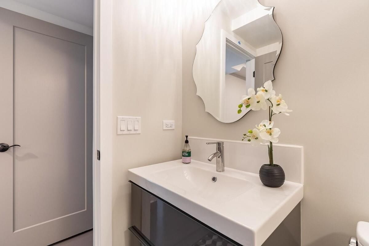 New Adorable Unit Located In Historic Greystone Apartment