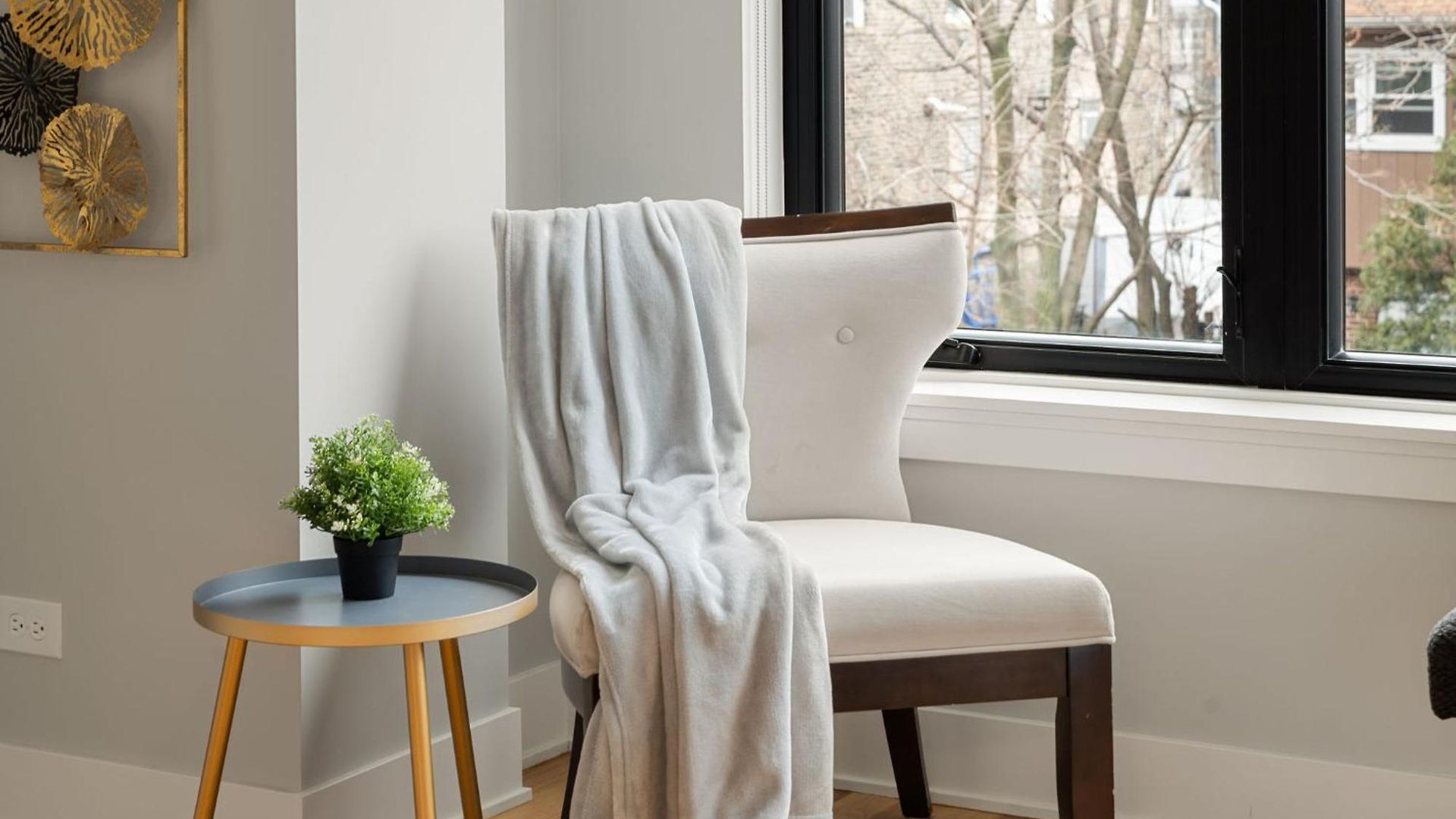 Cozy 3bd 2bath Retreat With Balcony Chicago