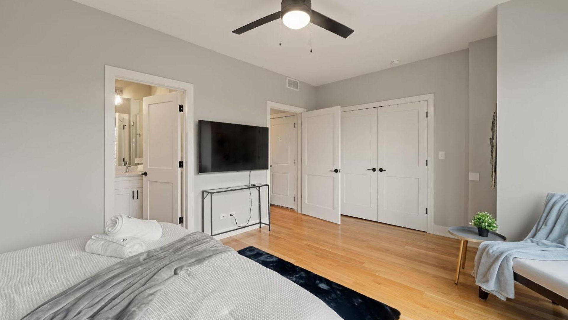 Cozy 3bd 2bath Retreat With Balcony Apartment *