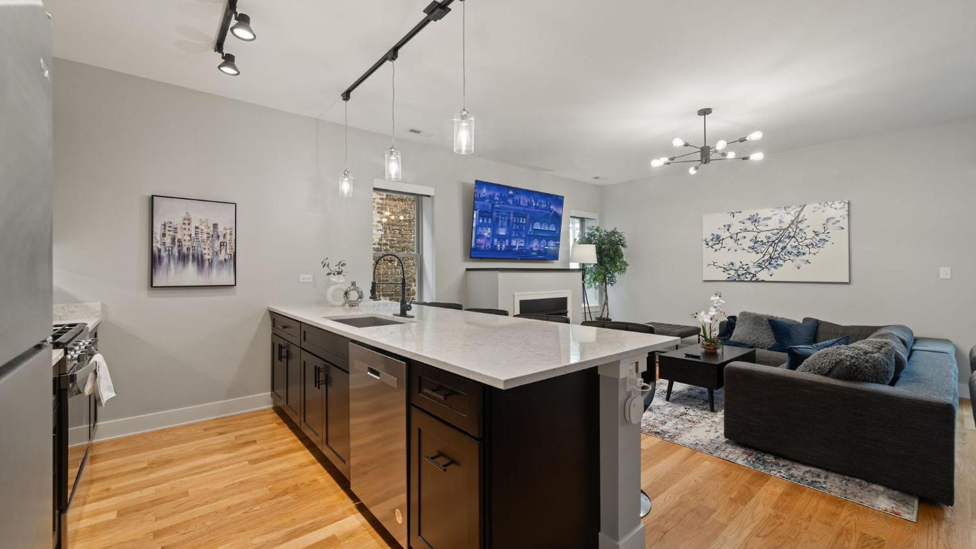 Cozy 3bd 2bath Retreat With Balcony Apartment Chicago