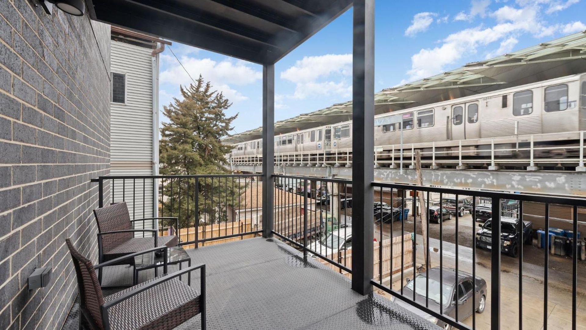 Cozy 3bd 2bath Retreat With Balcony Apartment *