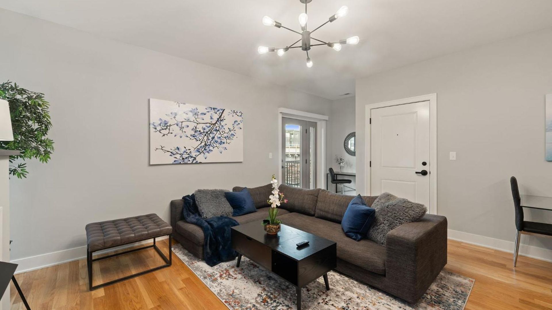 Apartment Cozy 3bd 2bath Retreat With Balcony *