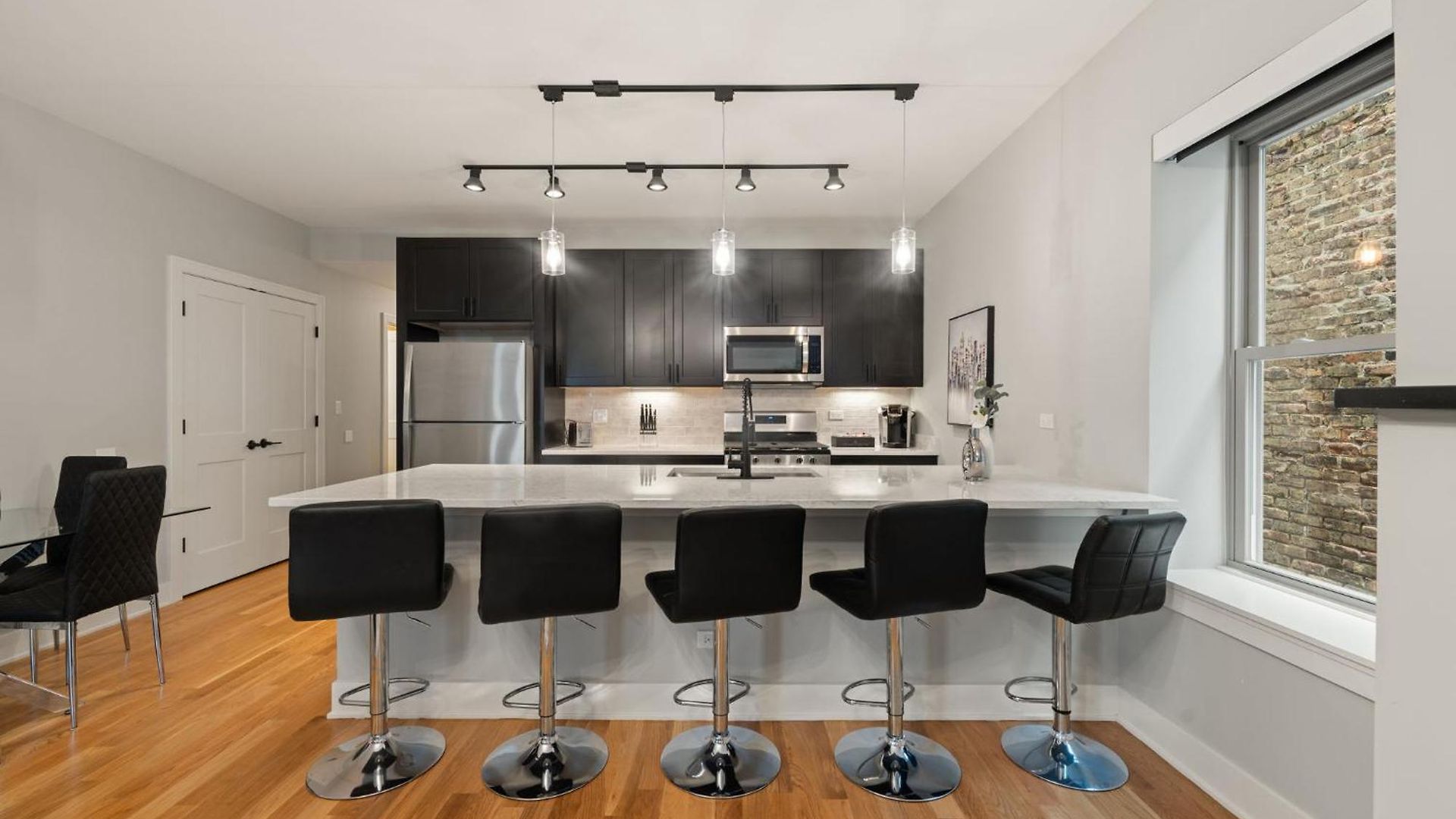 Cozy 3bd 2bath Retreat With Balcony *