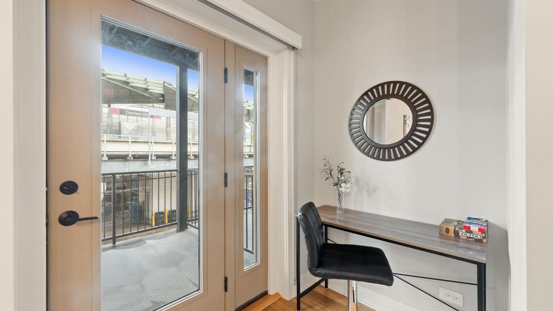 Apartment Cozy 3bd 2bath Retreat With Balcony *
