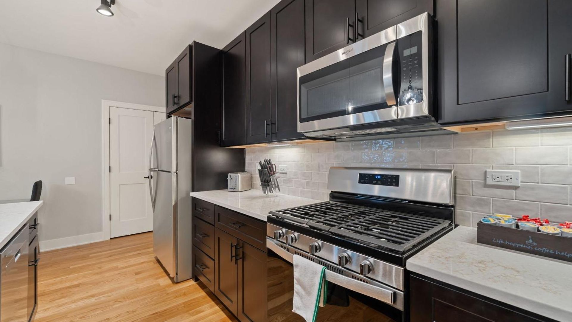 Cozy 3bd 2bath Retreat With Balcony *