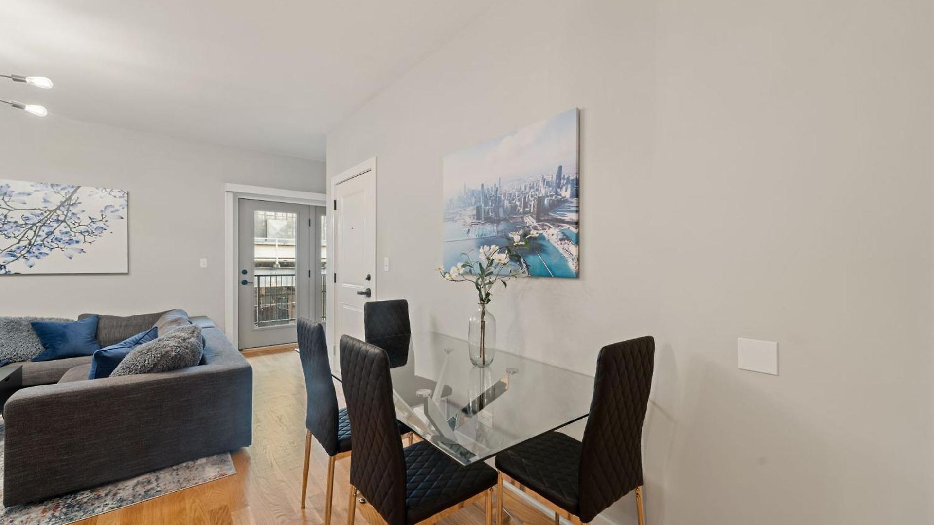 Cozy 3bd 2bath Retreat With Balcony Chicago