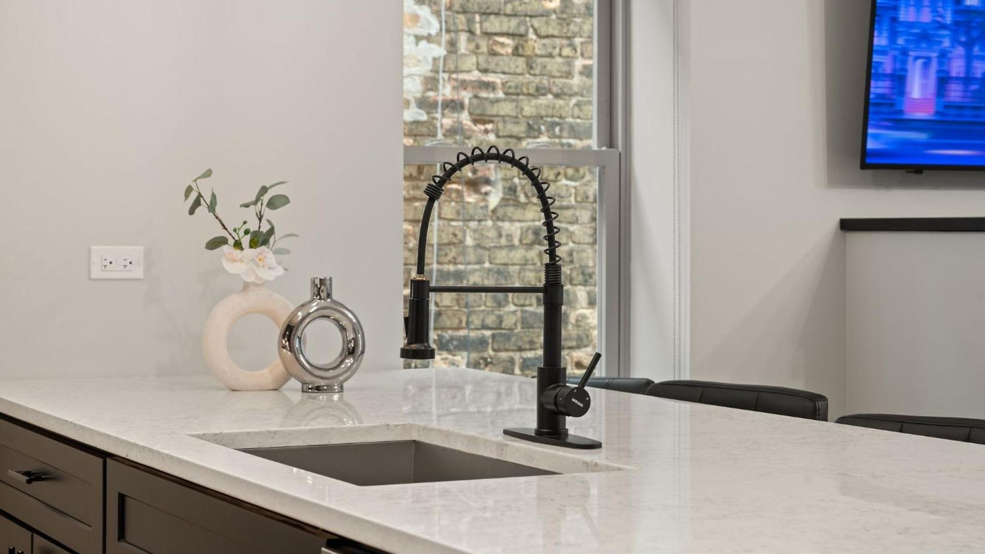 Cozy 3bd 2bath Retreat With Balcony * Chicago