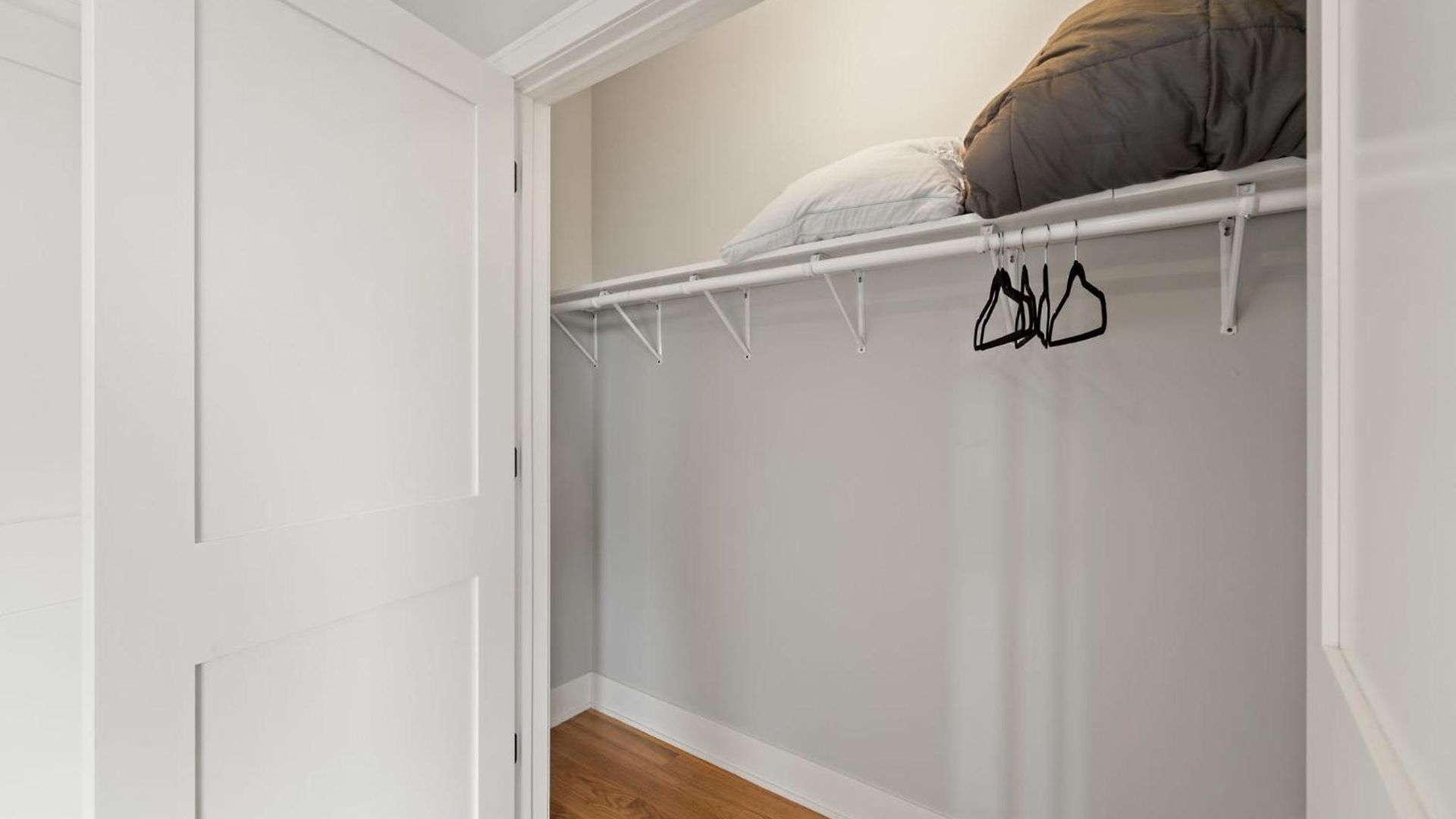 Cozy 3bd 2bath Retreat With Balcony Apartment