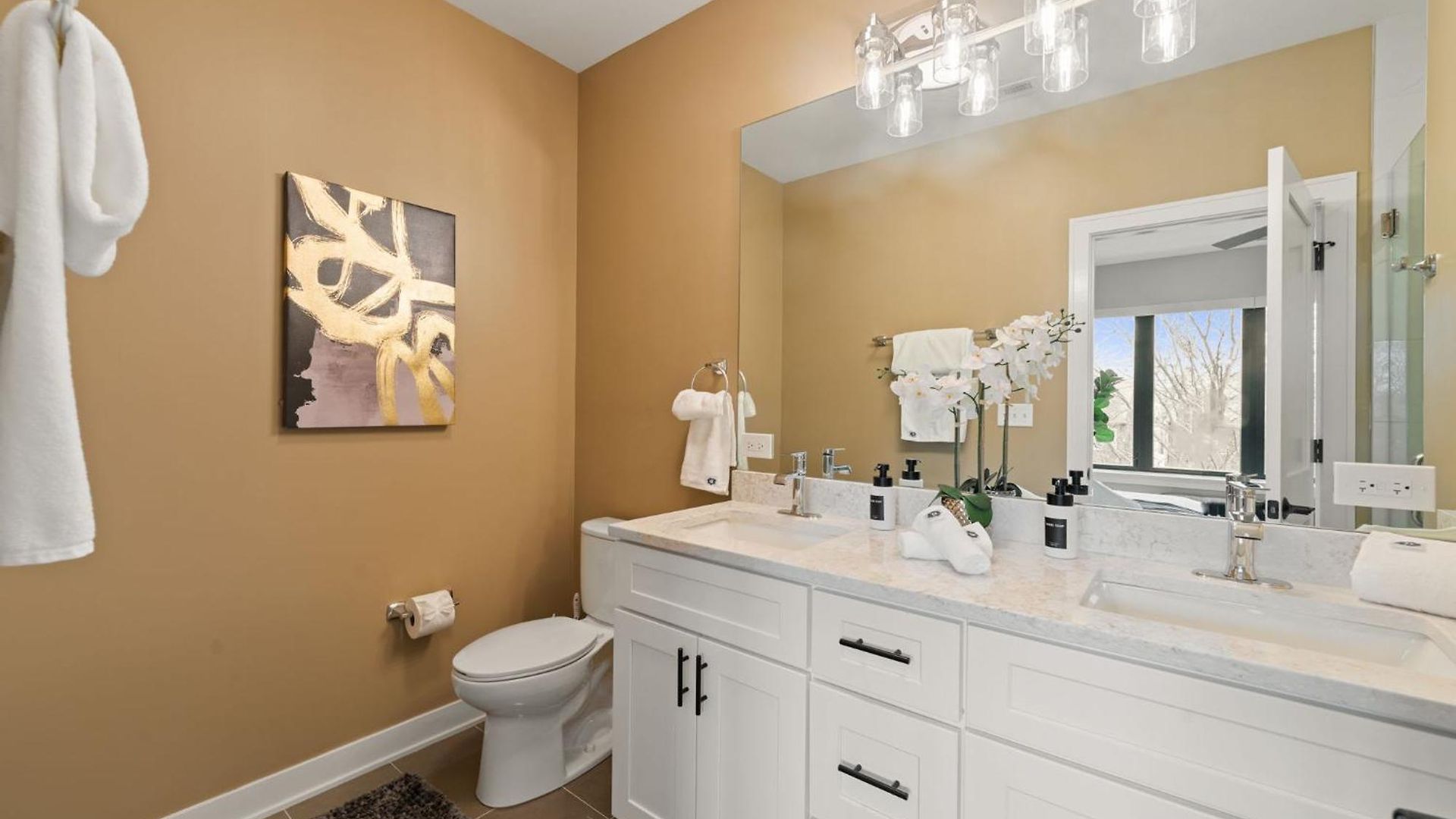 Apartment Cozy 3bd 2bath Retreat With Balcony