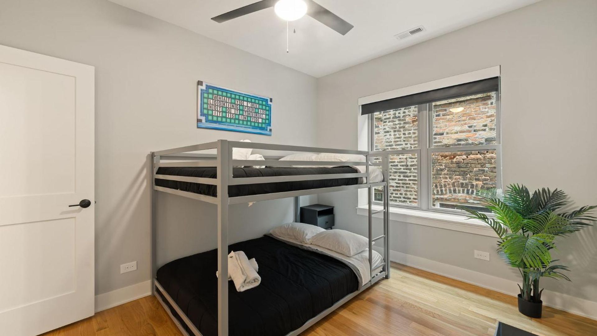 Apartment Cozy 3bd 2bath Retreat With Balcony *