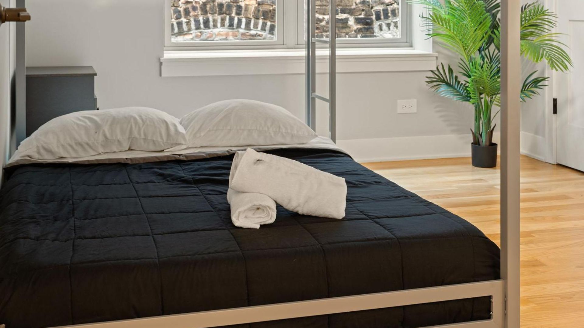Apartment Cozy 3bd 2bath Retreat With Balcony Chicago