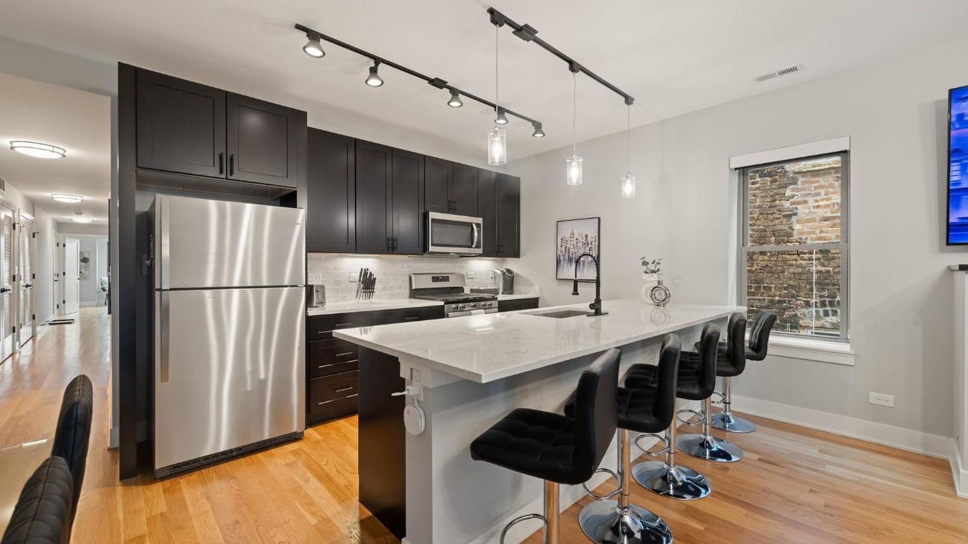 Cozy 3bd 2bath Retreat With Balcony