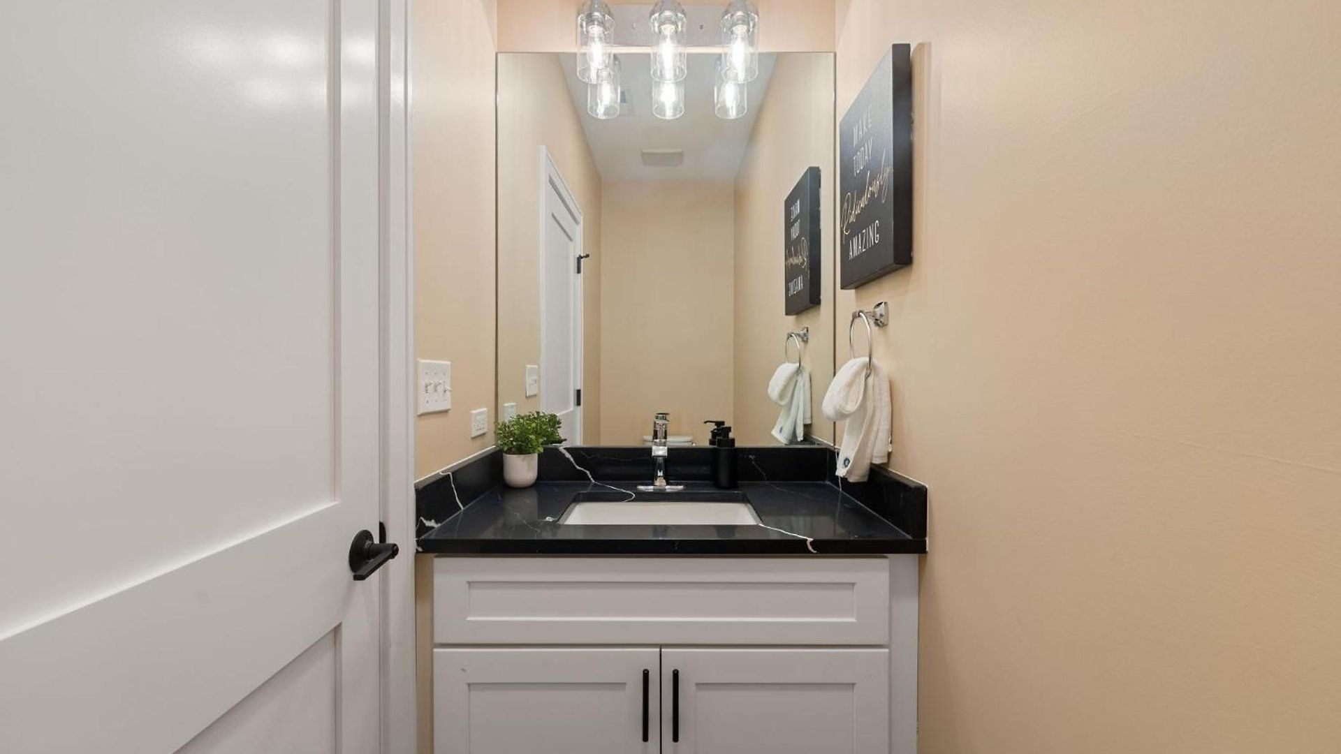 Cozy 3bd 2bath Retreat With Balcony Apartment