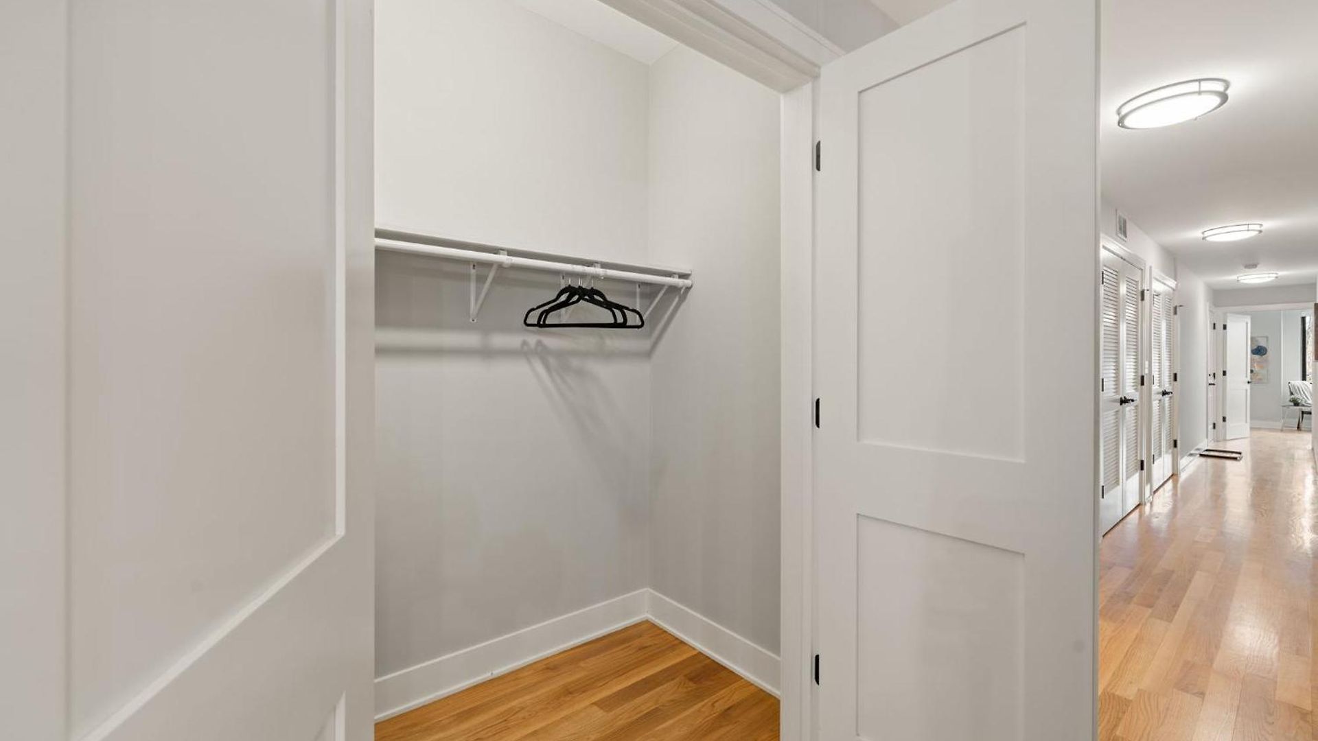 Cozy 3bd 2bath Retreat With Balcony *