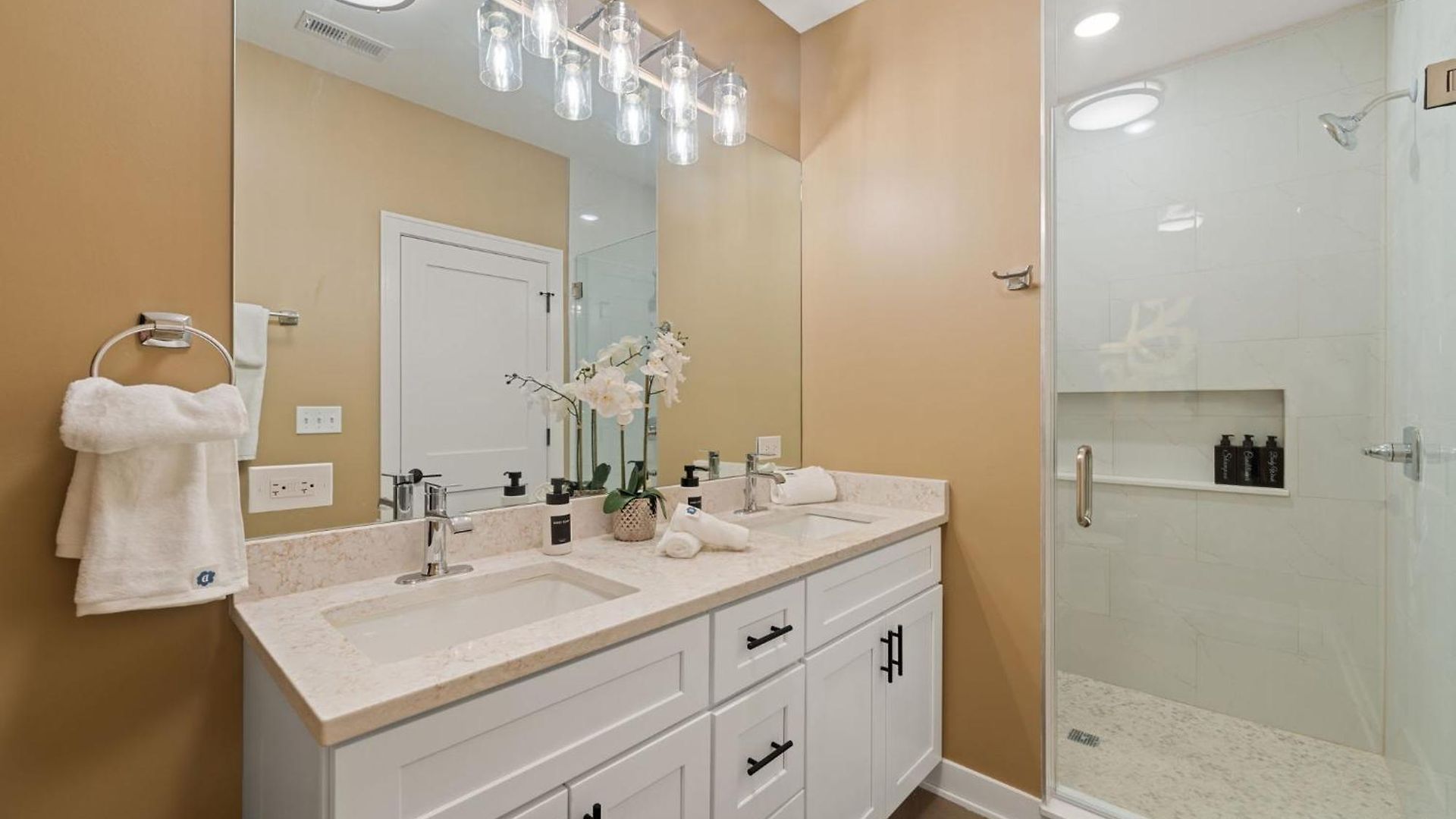 Cozy 3bd 2bath Retreat With Balcony *