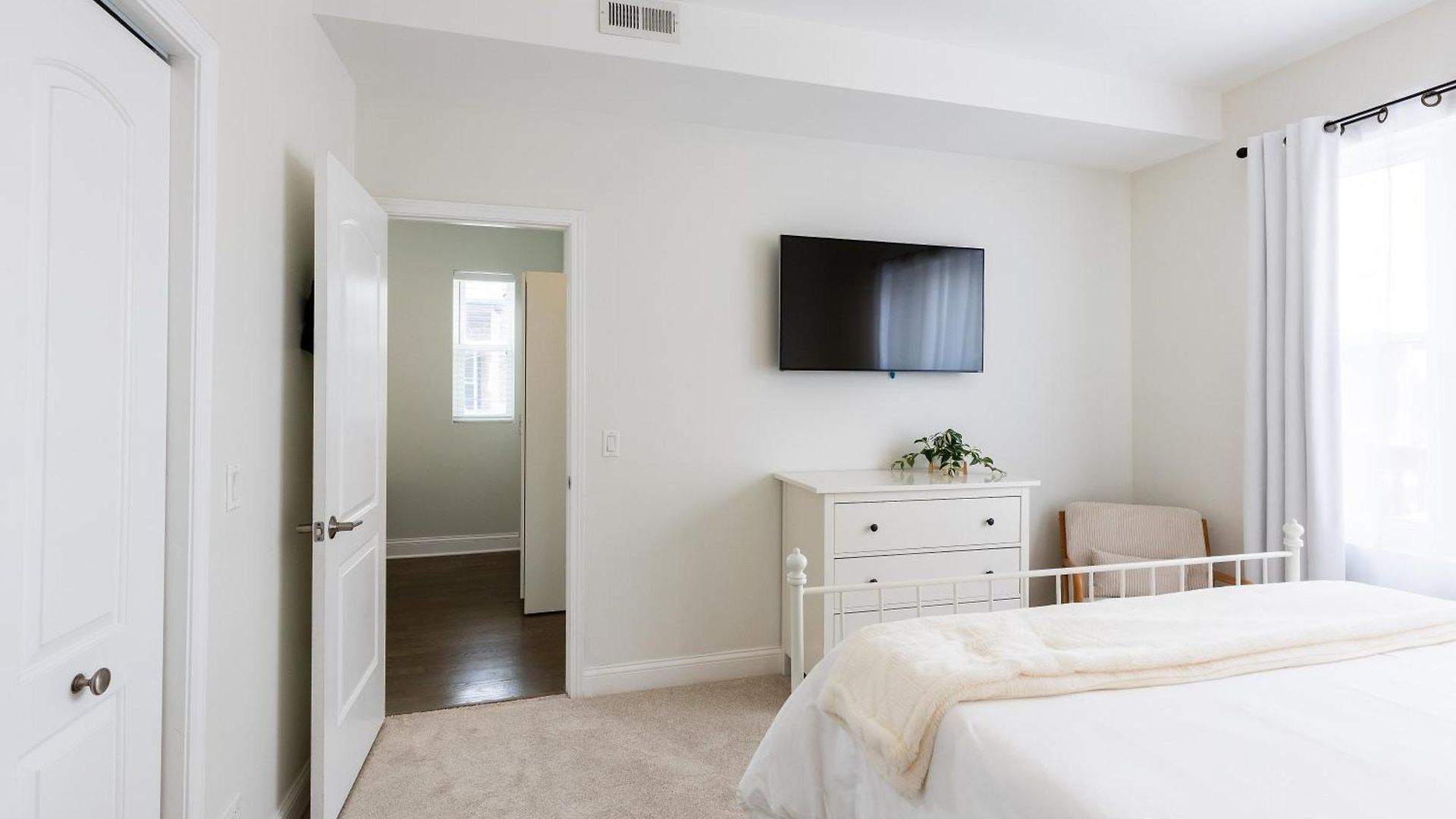 Uptown Bright & Modern - Steps To Lake, Train, Amazing Food & Free Parking