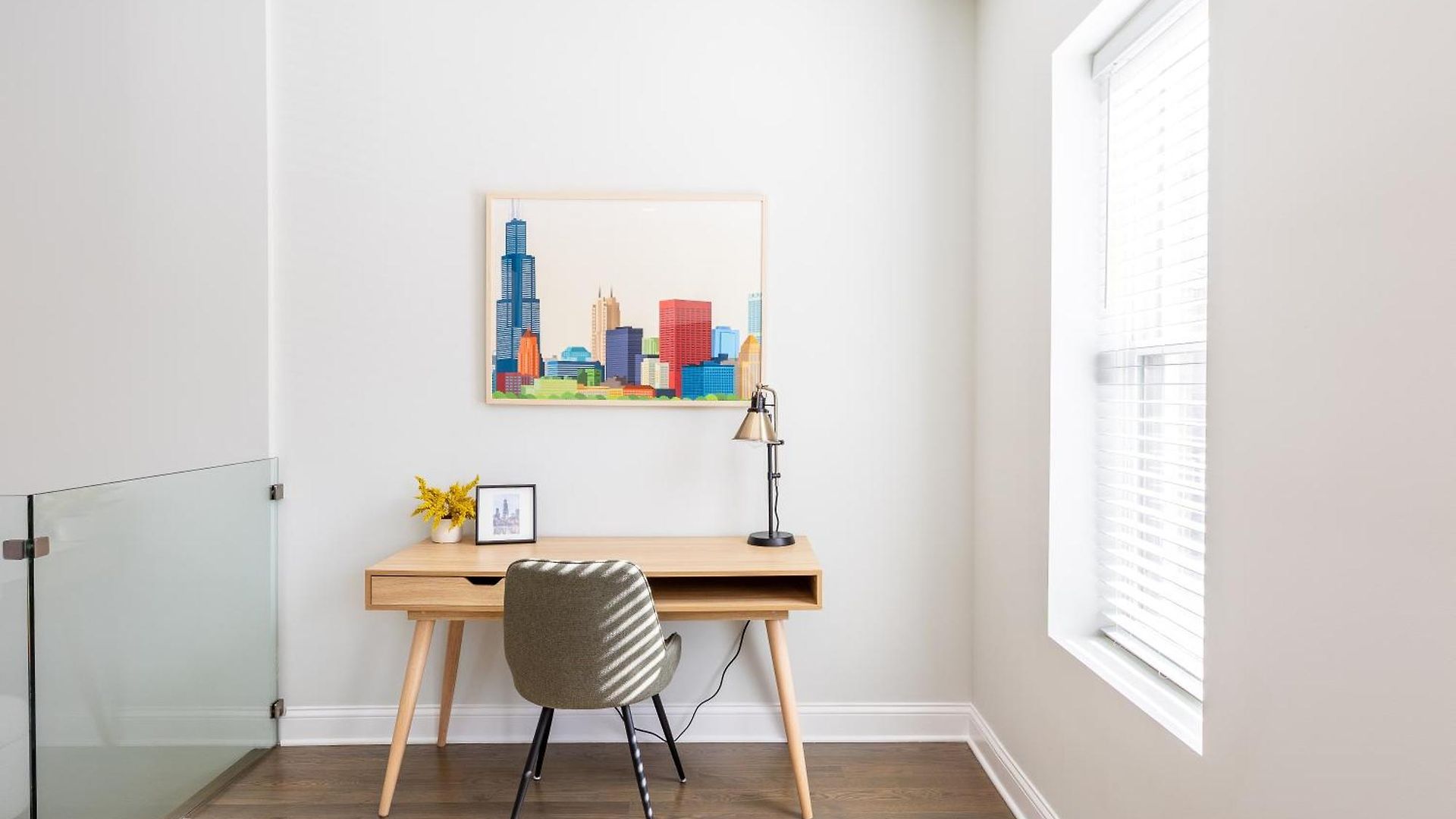 Apartment Uptown Bright & Modern - Steps To Lake, Train, Amazing Food & Free Parking *