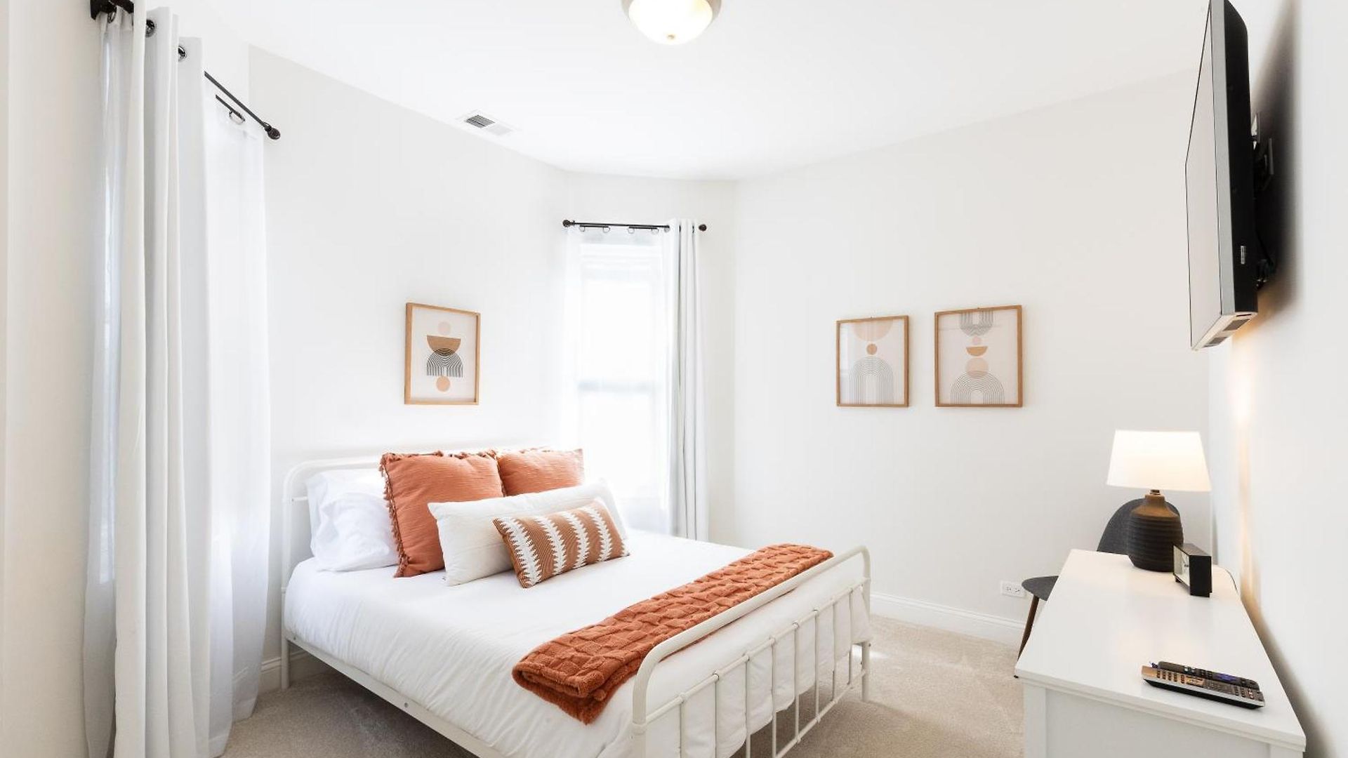 Uptown Bright & Modern - Steps To Lake, Train, Amazing Food & Free Parking Apartment