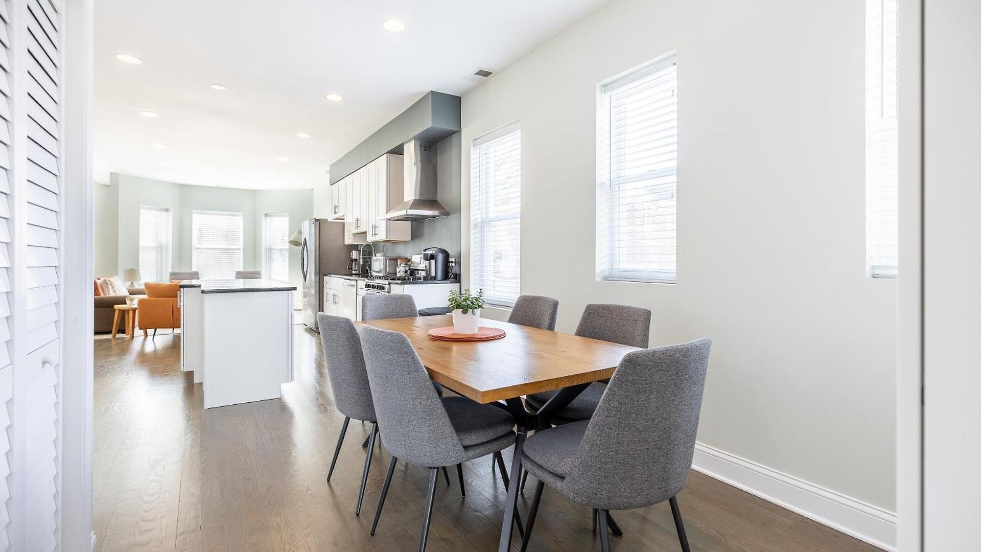 Apartment Uptown Bright & Modern - Steps To Lake, Train, Amazing Food & Free Parking