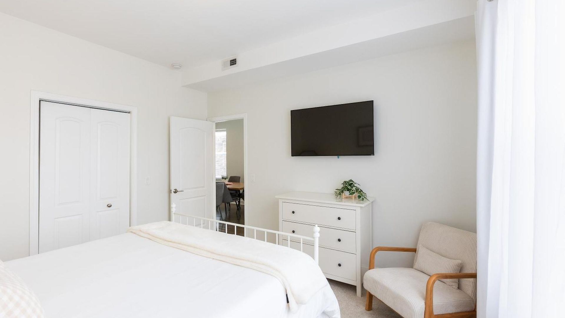Uptown Bright & Modern - Steps To Lake, Train, Amazing Food & Free Parking Apartment *