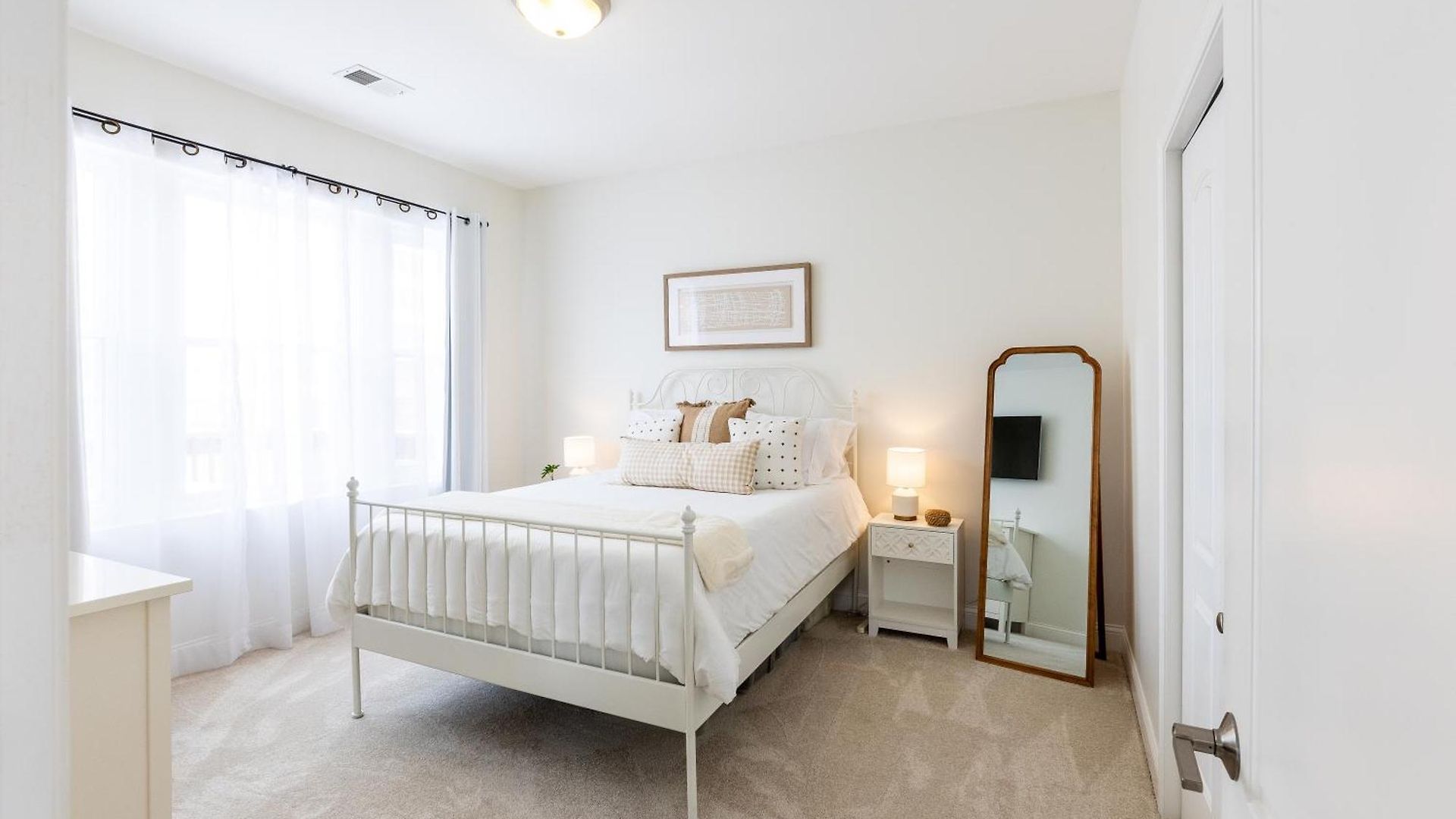 Uptown Bright & Modern - Steps To Lake, Train, Amazing Food & Free Parking Apartment Chicago