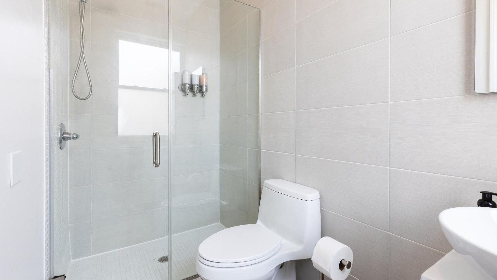 Uptown Bright & Modern - Steps To Lake, Train, Amazing Food & Free Parking