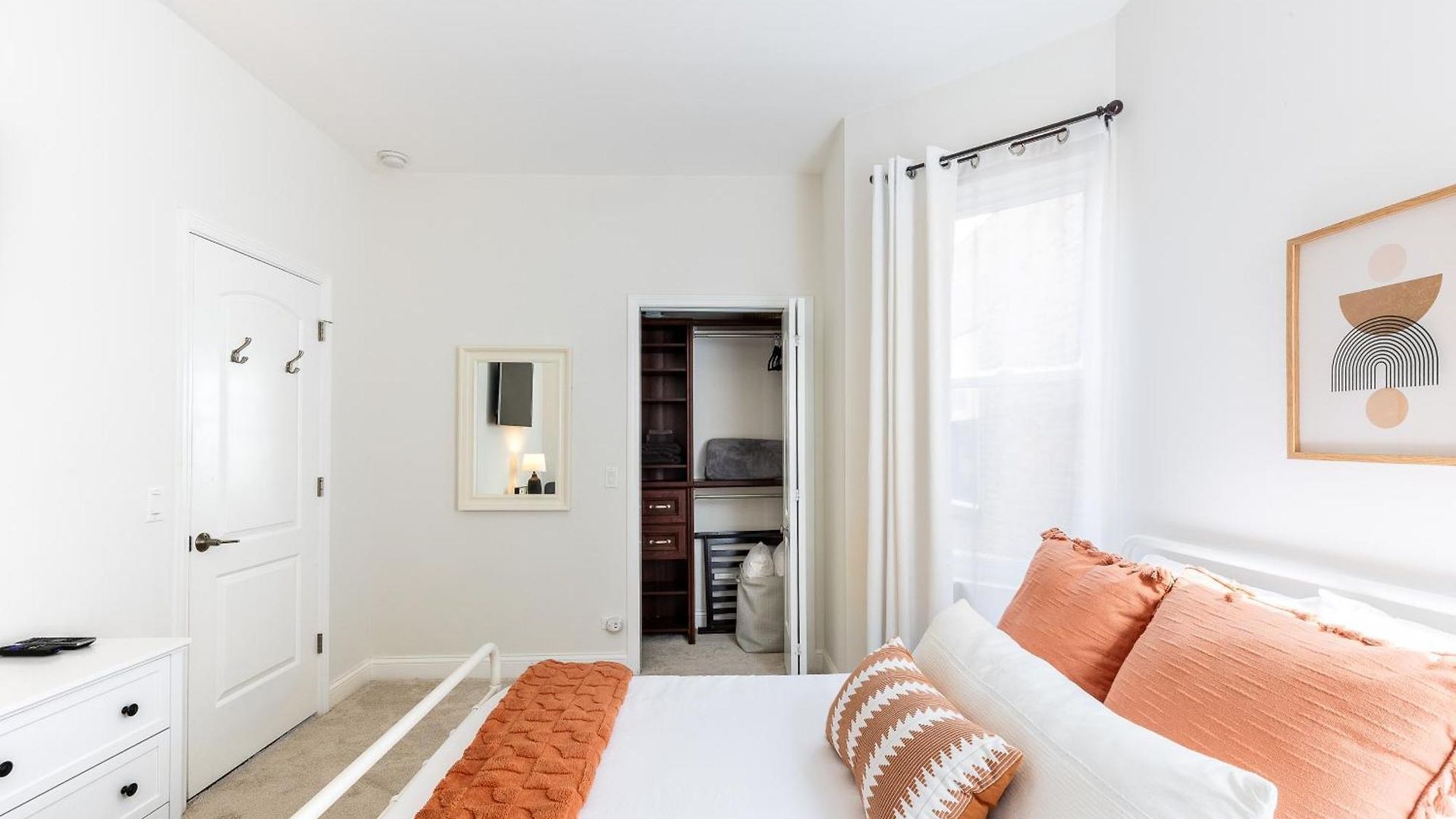 Uptown Bright & Modern - Steps To Lake, Train, Amazing Food & Free Parking