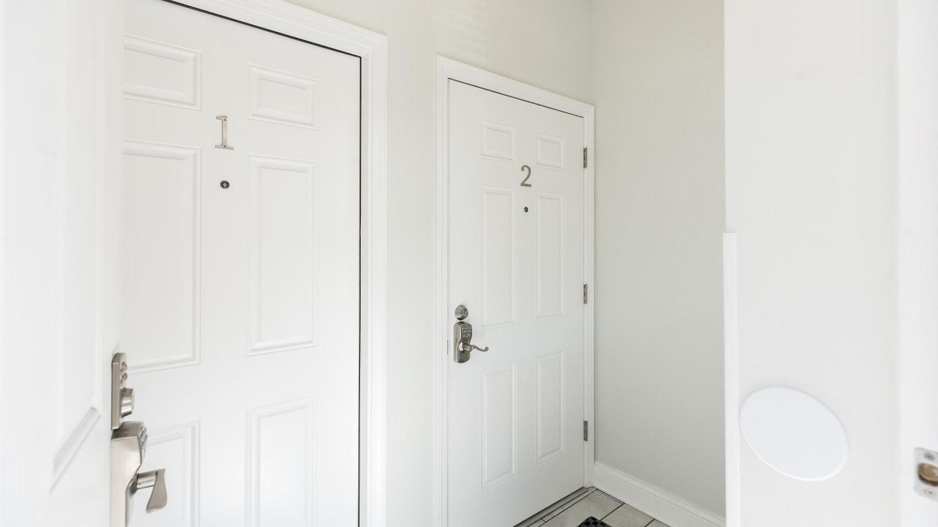 Apartment Uptown Bright & Modern - Steps To Lake, Train, Amazing Food & Free Parking *