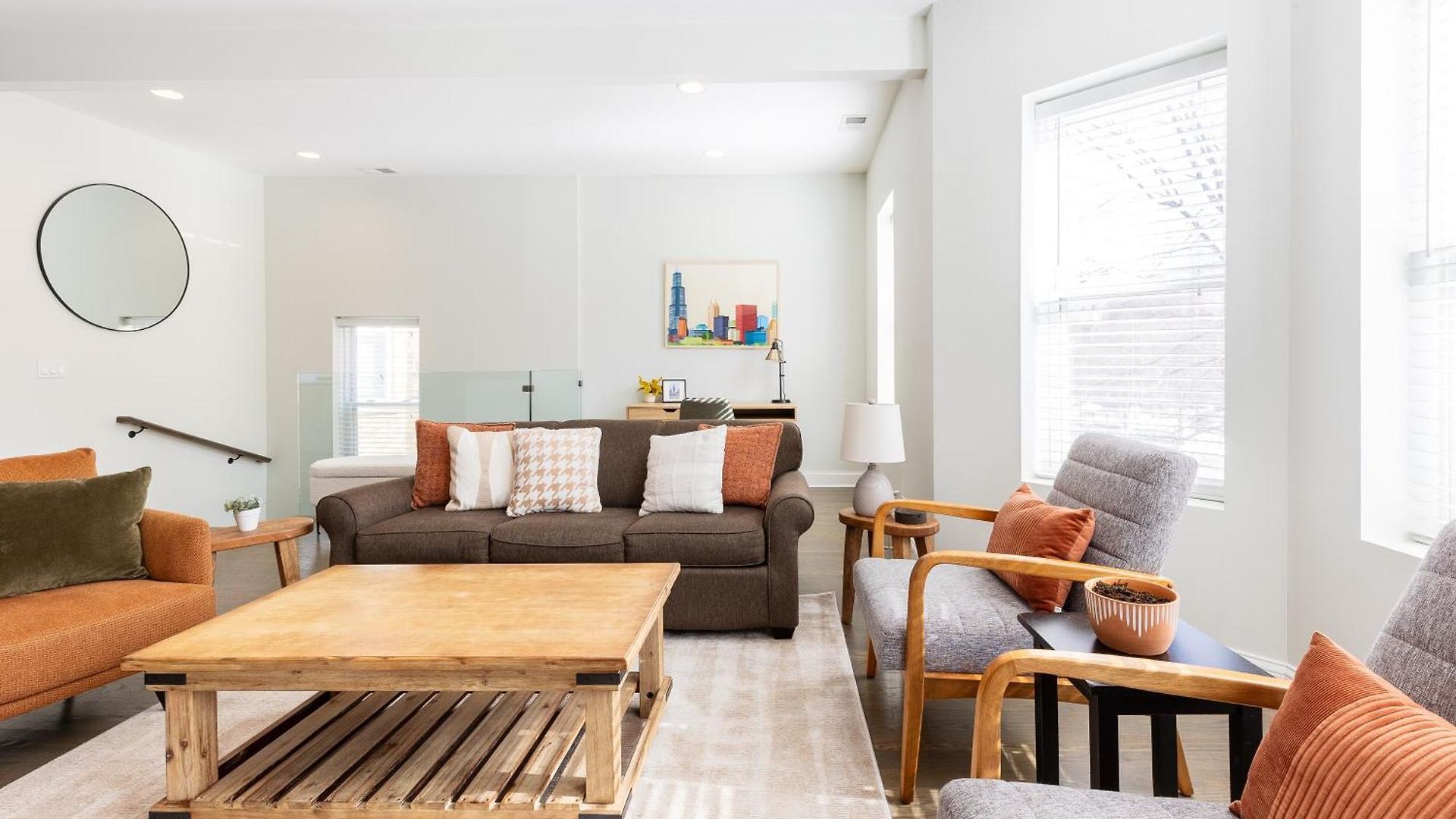 Uptown Bright & Modern - Steps To Lake, Train, Amazing Food & Free Parking Apartment *