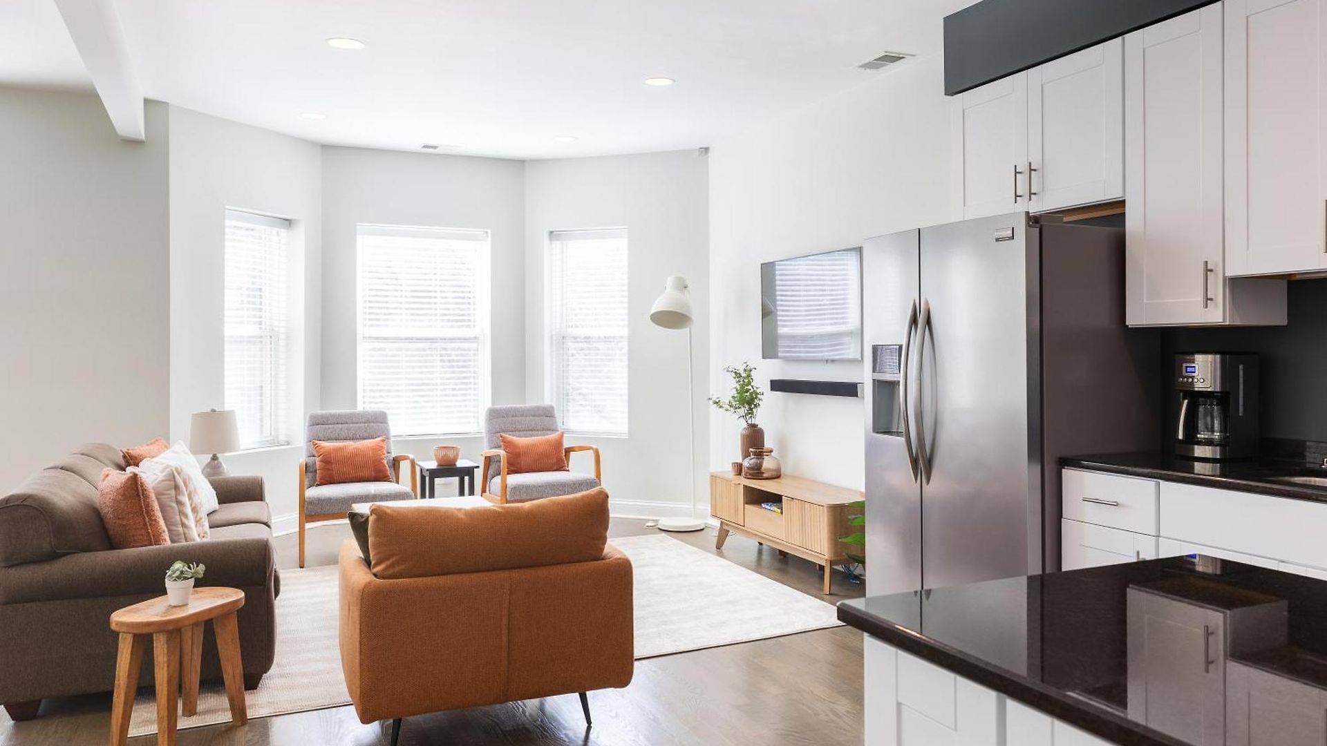 Apartment Uptown Bright & Modern - Steps To Lake, Train, Amazing Food & Free Parking *