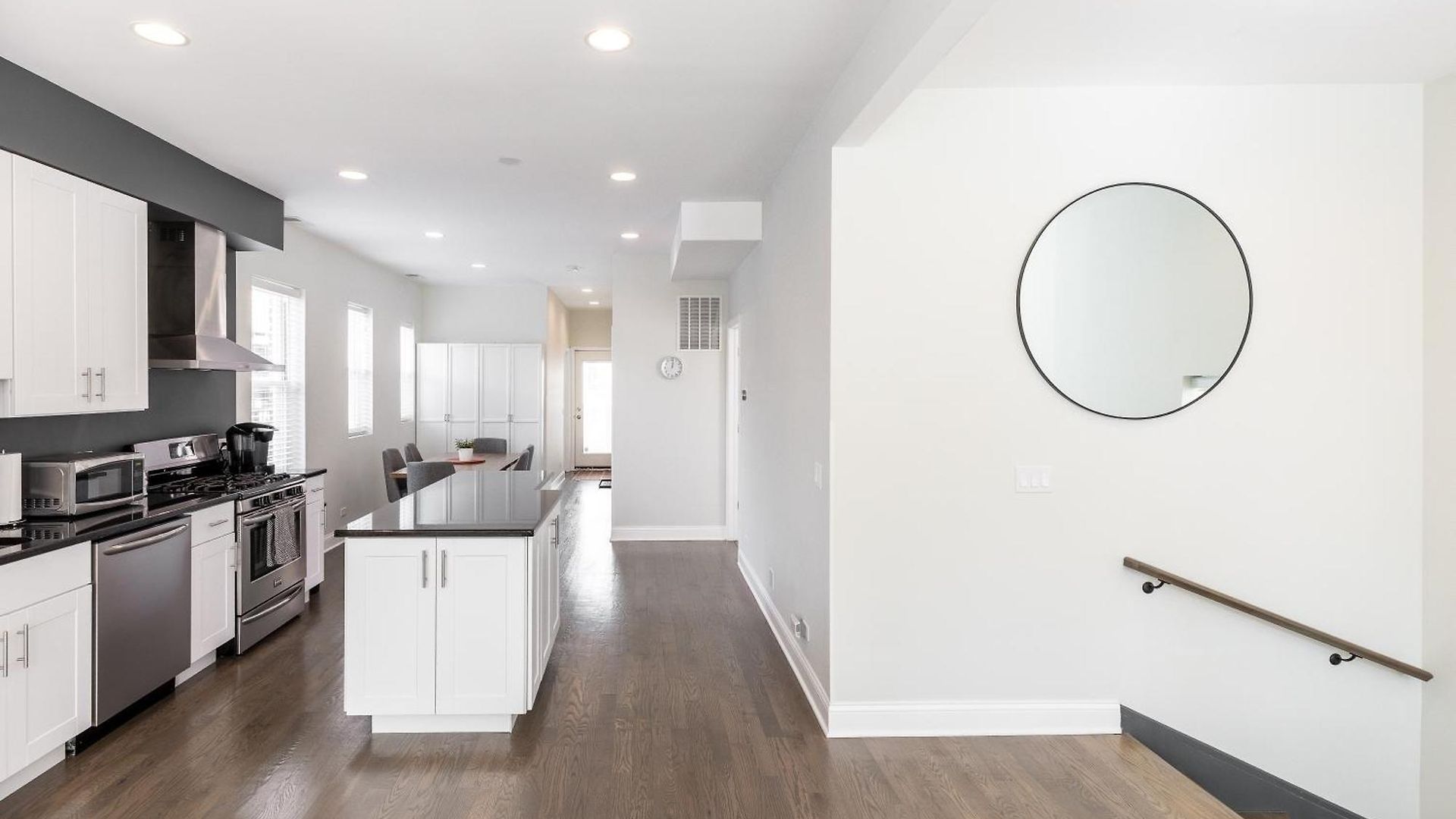 Uptown Bright & Modern - Steps To Lake, Train, Amazing Food & Free Parking *