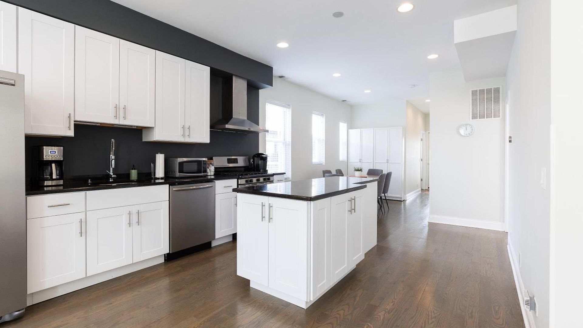 Apartment Uptown Bright & Modern - Steps To Lake, Train, Amazing Food & Free Parking *