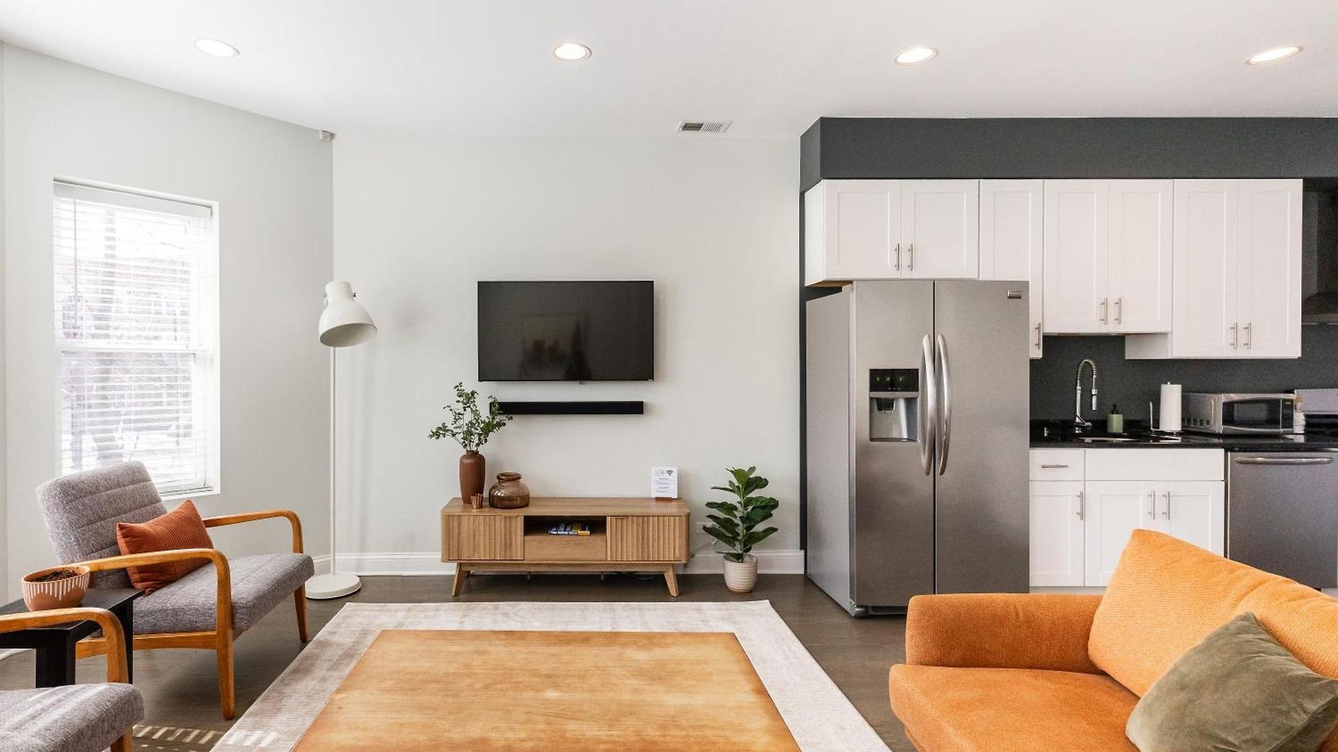 Uptown Bright & Modern - Steps To Lake, Train, Amazing Food & Free Parking *