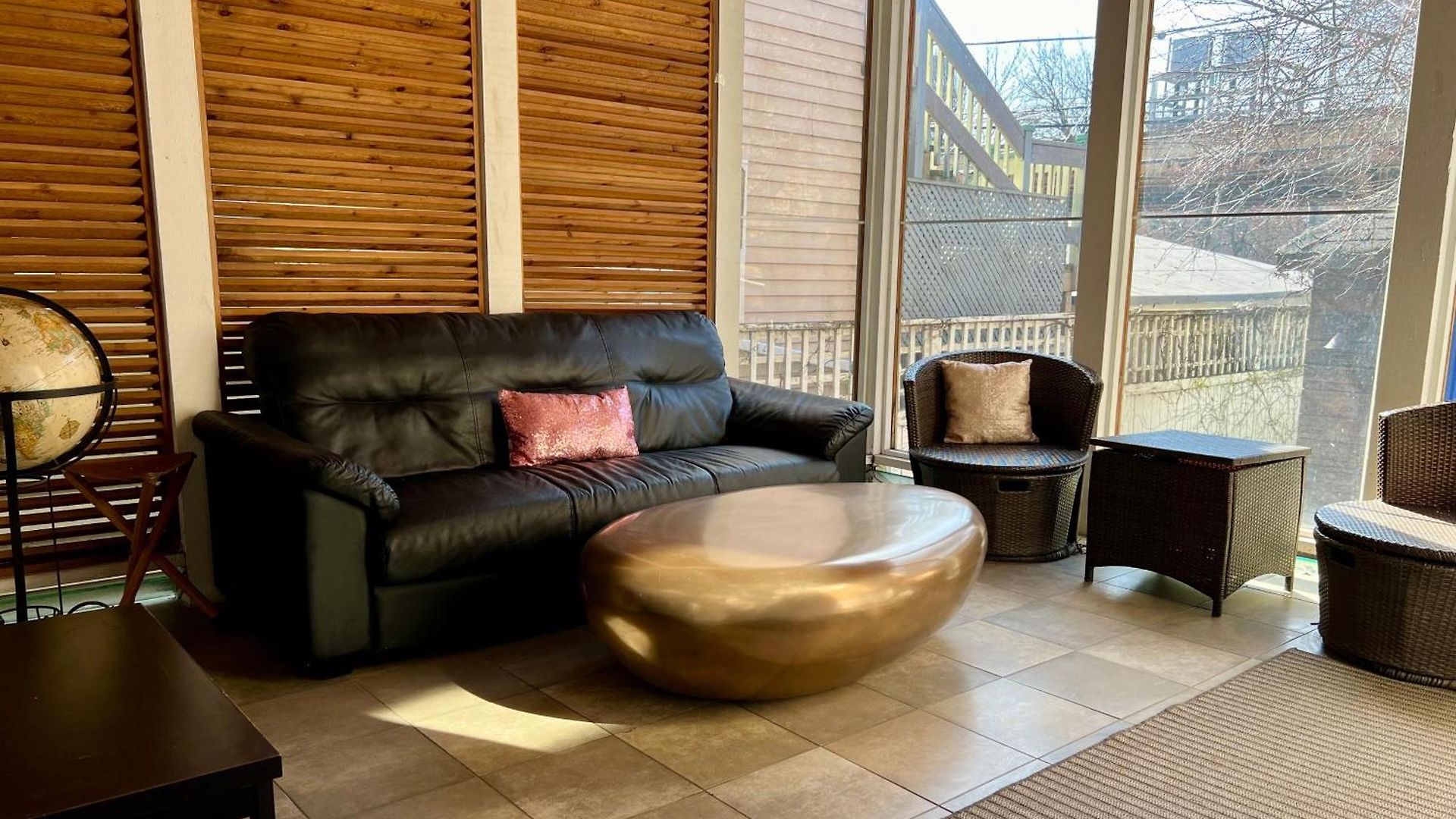 Holiday home 3 Bedroom Spacious In Ideal Location W Free Parking Back Yard Pets Welcome Chicago