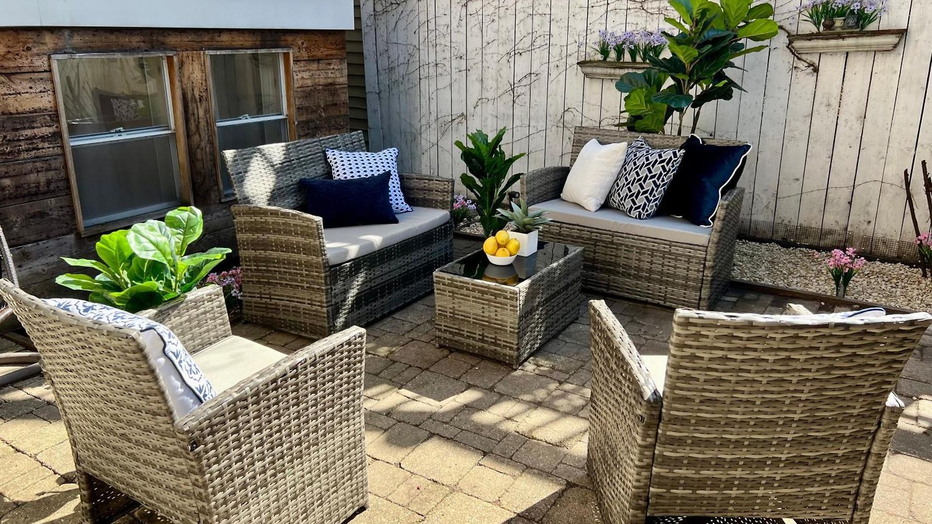 3 Bedroom Spacious In Ideal Location W Free Parking Back Yard Pets Welcome *