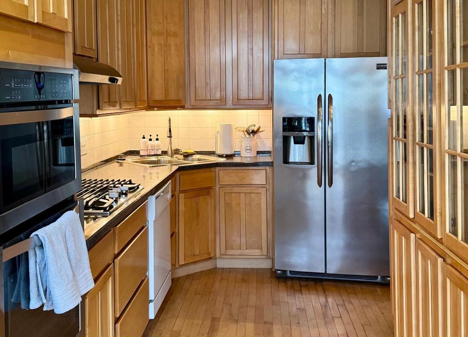 3 Bedroom Spacious In Ideal Location W Free Parking Back Yard Pets Welcome