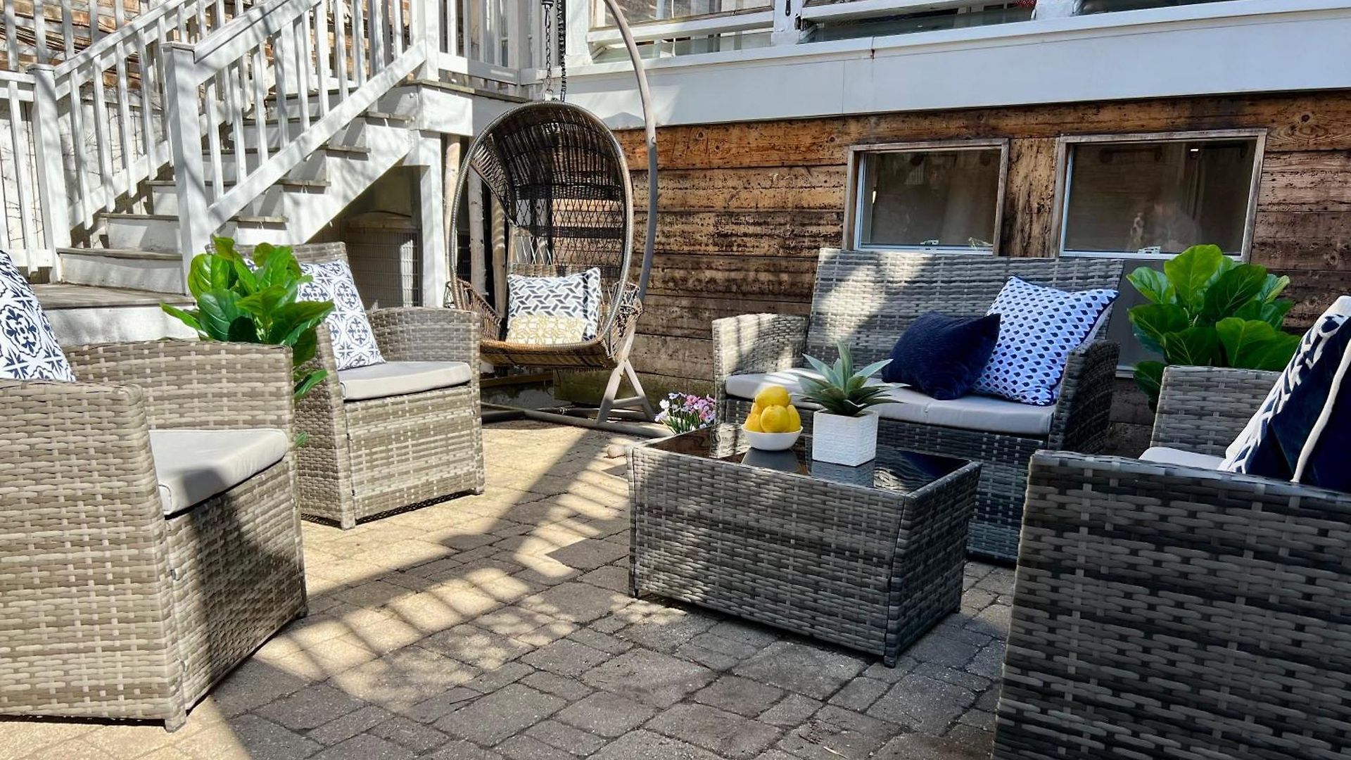 3 Bedroom Spacious In Ideal Location W Free Parking Back Yard Pets Welcome Holiday home *