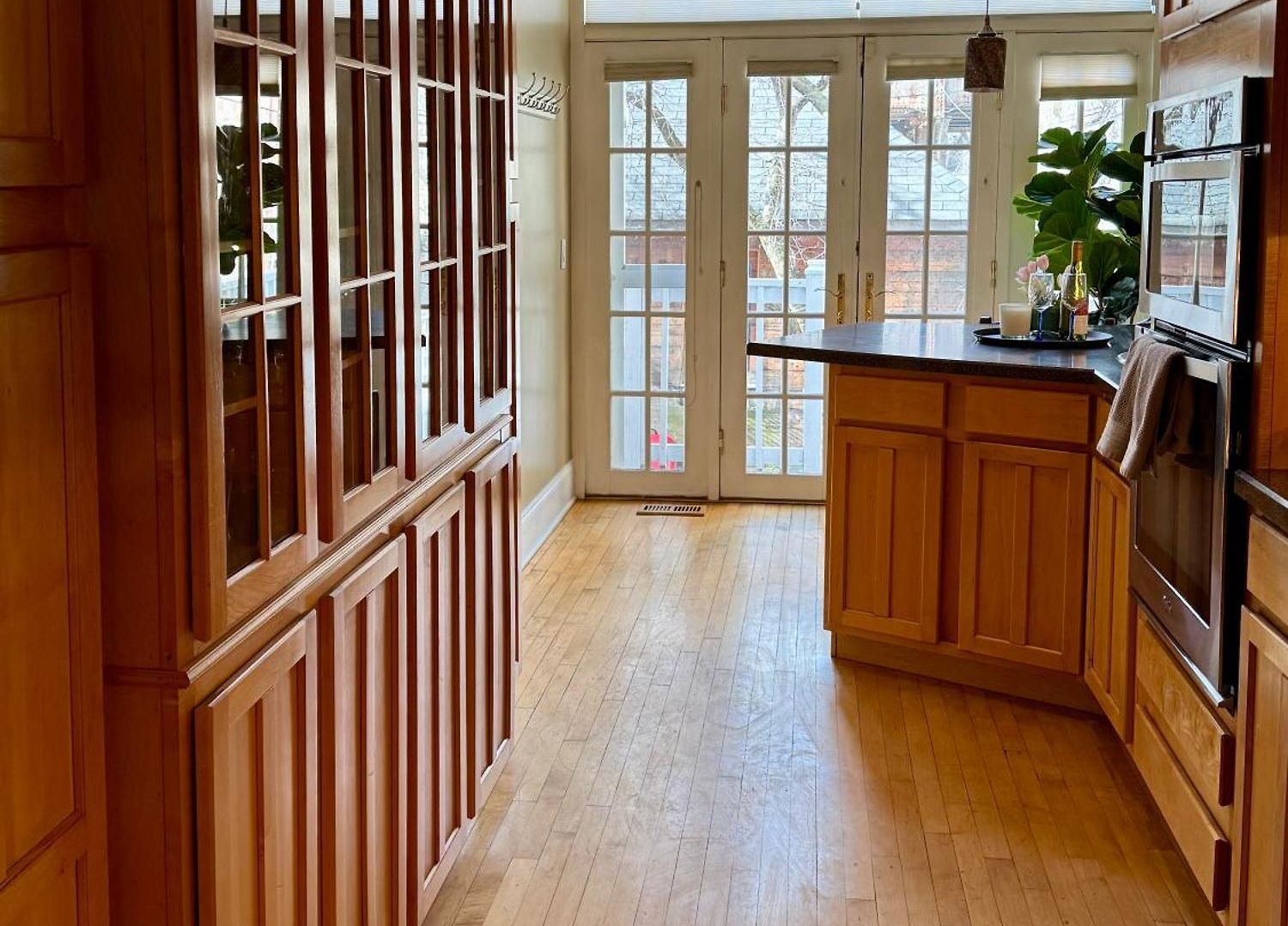 3 Bedroom Spacious In Ideal Location W Free Parking Back Yard Pets Welcome Holiday home Chicago