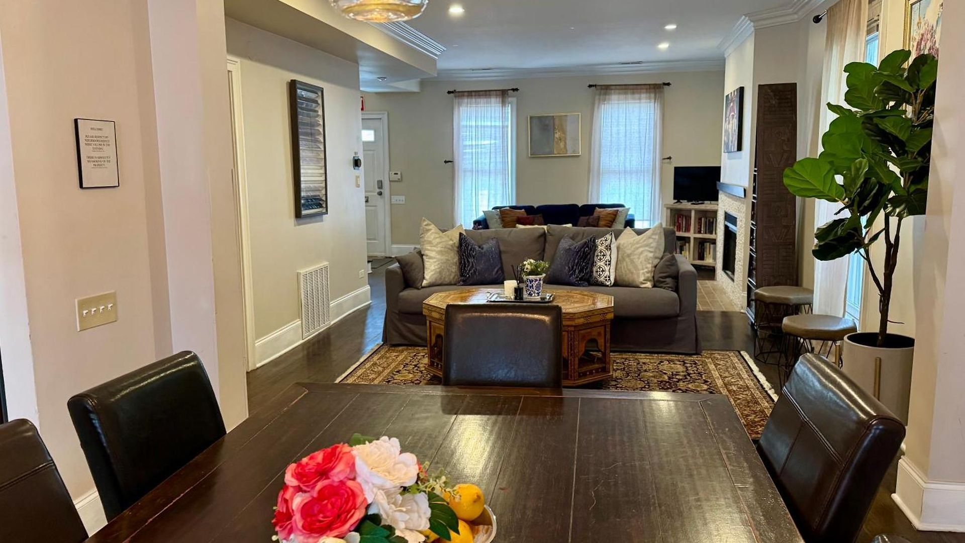 3 Bedroom Spacious In Ideal Location W Free Parking Back Yard Pets Welcome Holiday home