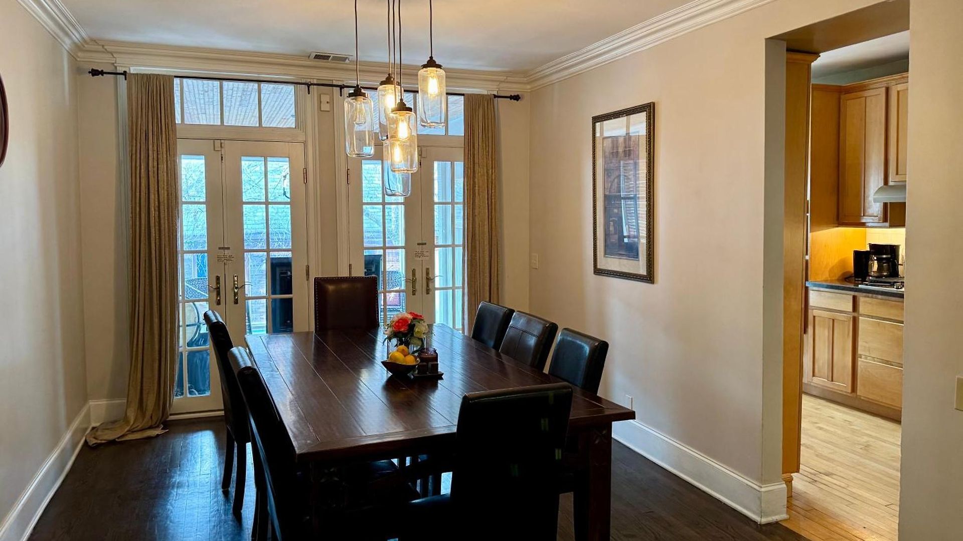 3 Bedroom Spacious In Ideal Location W Free Parking Back Yard Pets Welcome Holiday home Chicago