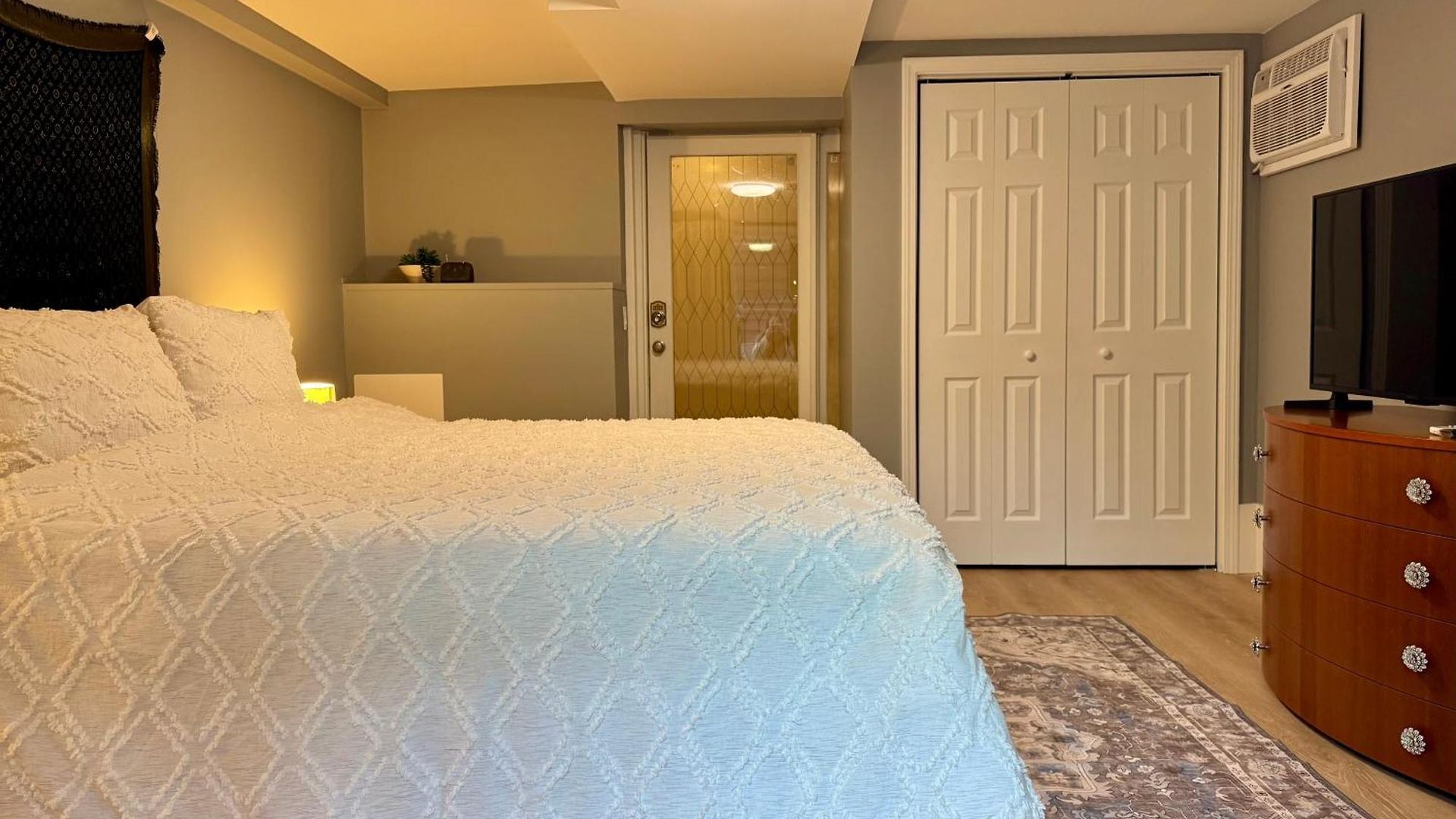 Designer Themed 4 Bedroom In Location With Patio And Fireplace * Chicago