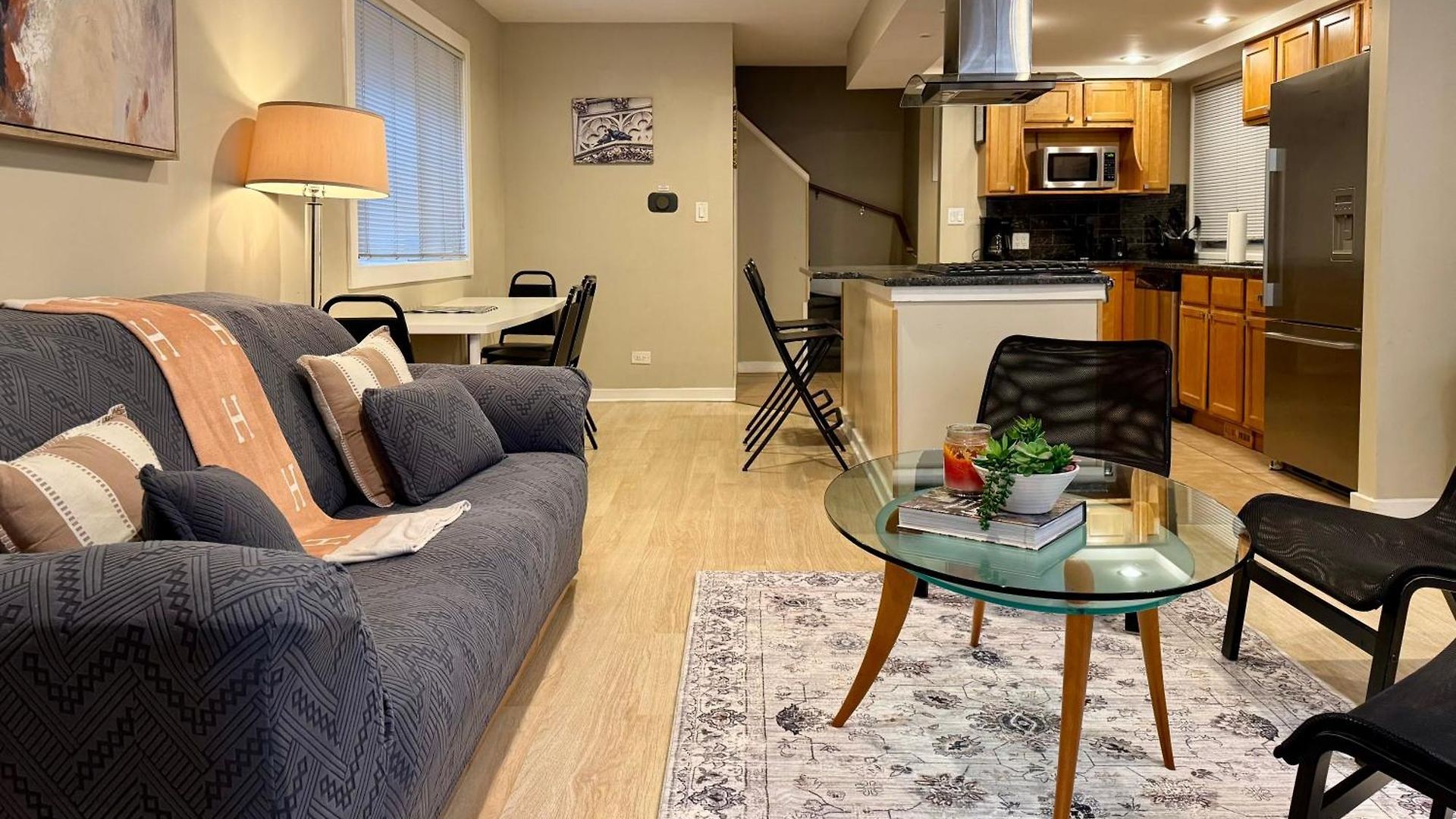 Designer Themed 4 Bedroom In Location With Patio And Fireplace Holiday home Chicago