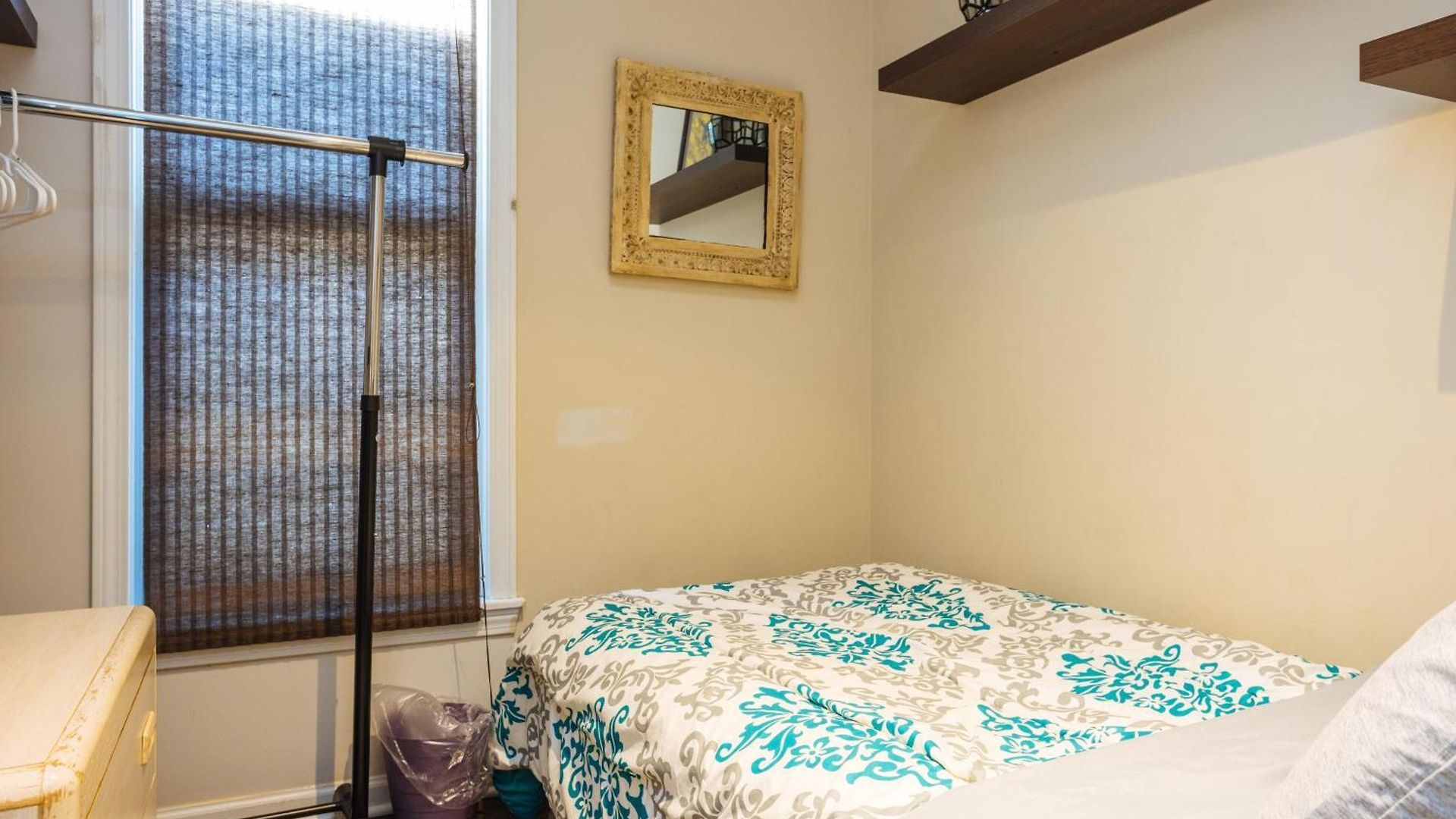 Holiday home 3 Bedroom Spacious In Ideal Location W Free Parking Back Yard Pets Welcome