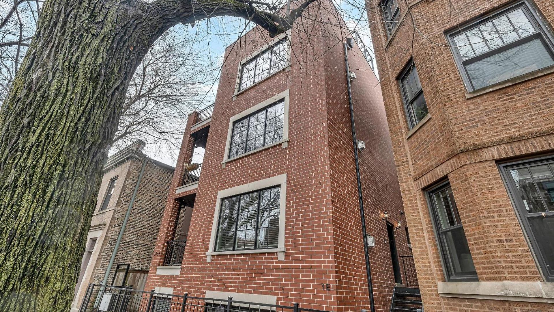 Elegant Condo-steps From Wrigley Field, 32 Nights Chicago