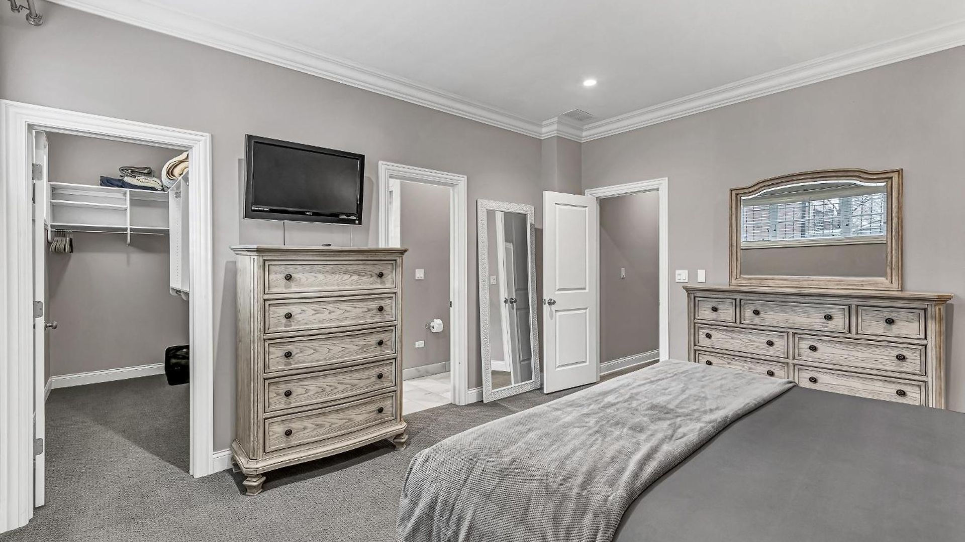 Elegant Condo-steps From Wrigley Field, 32 Nights