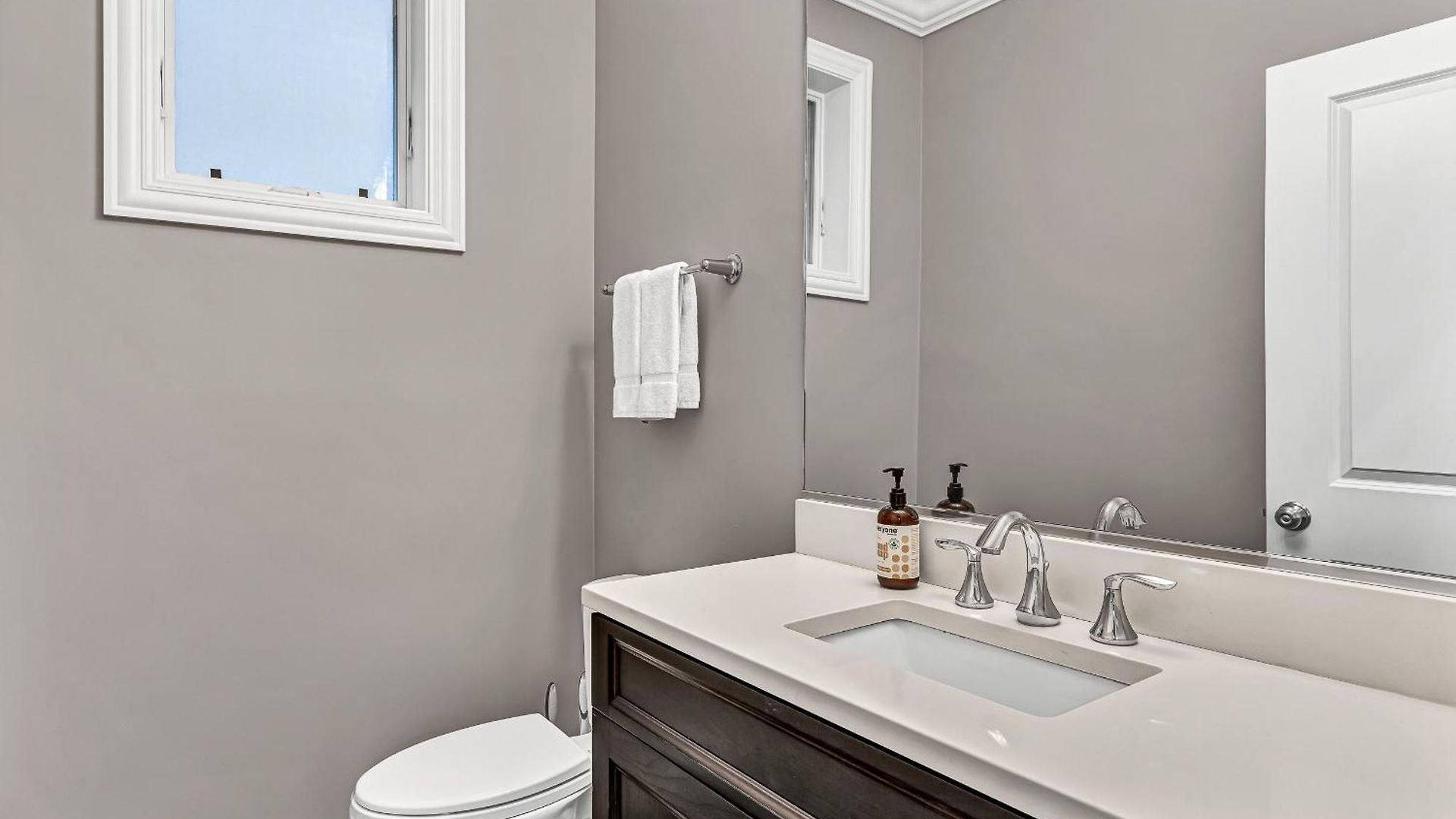 Elegant Condo-steps From Wrigley Field, 32 Nights * Chicago