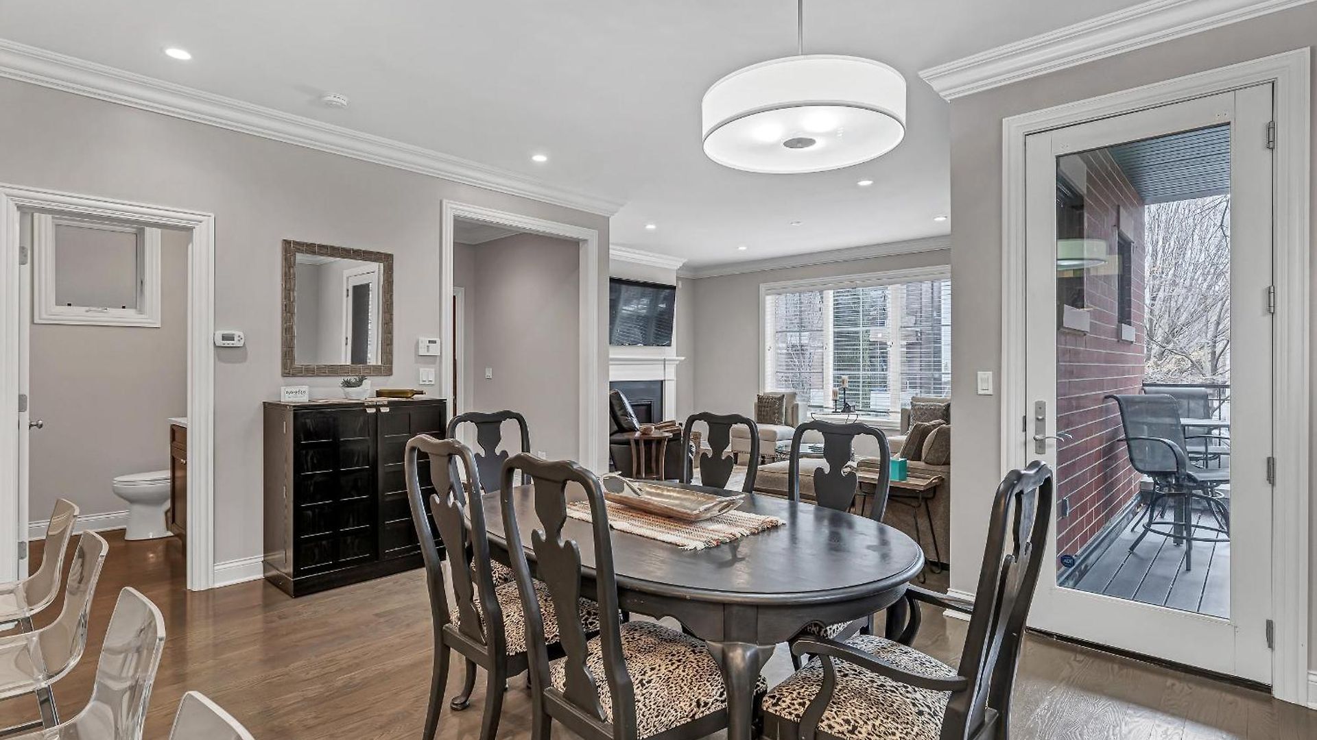 Elegant Condo-steps From Wrigley Field, 32 Nights