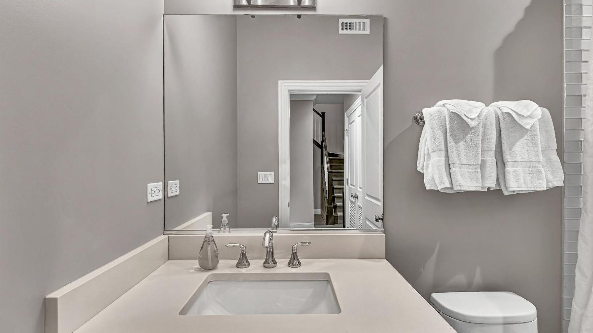 Elegant Condo-steps From Wrigley Field, 32 Nights Apartment