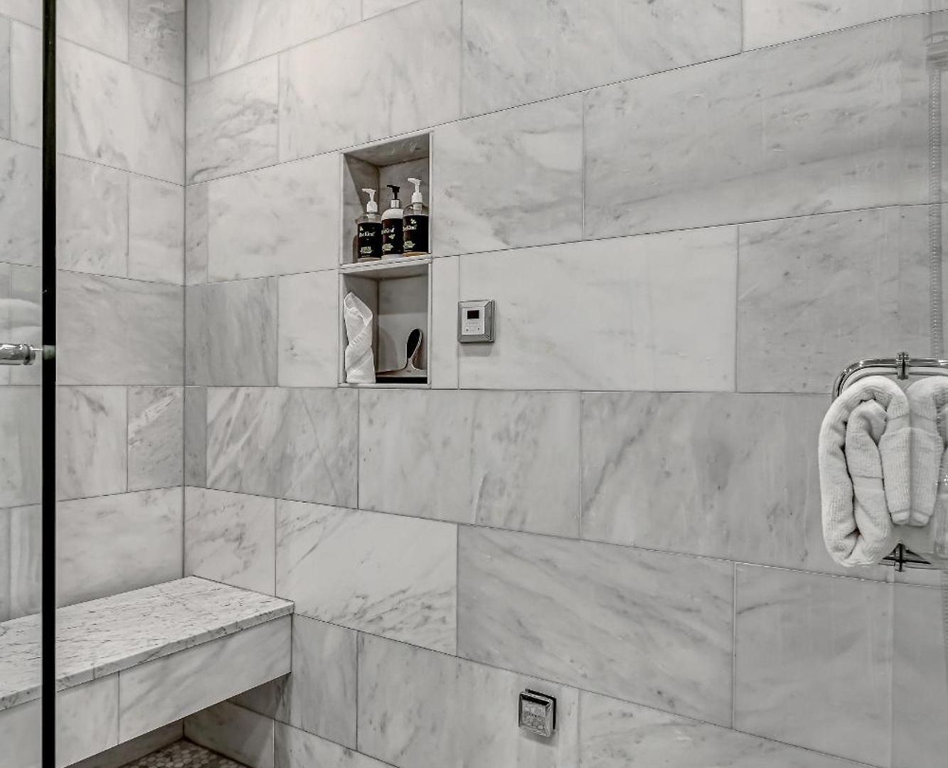 Elegant Condo-steps From Wrigley Field, 32 Nights
