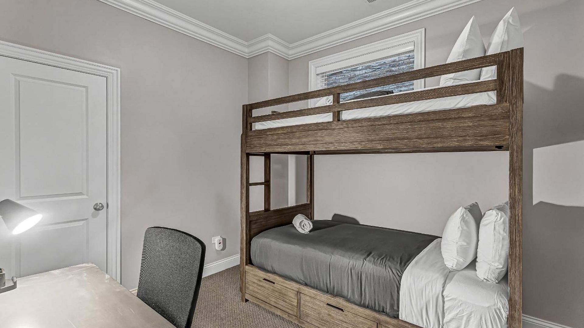 Elegant Condo-steps From Wrigley Field, 32 Nights Chicago